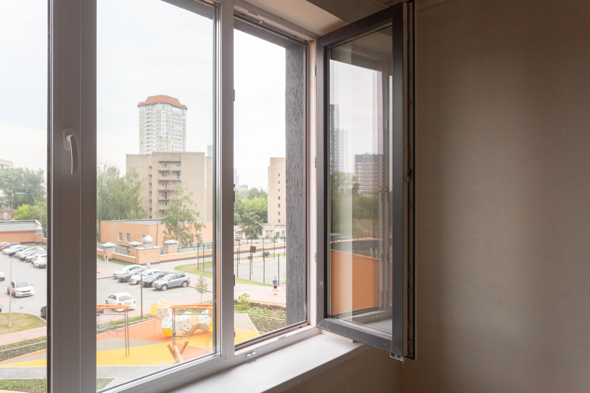 В третьей башне:
– начали передачу квартир собственникам.
Фотография загружена 15 июля 2023 года.