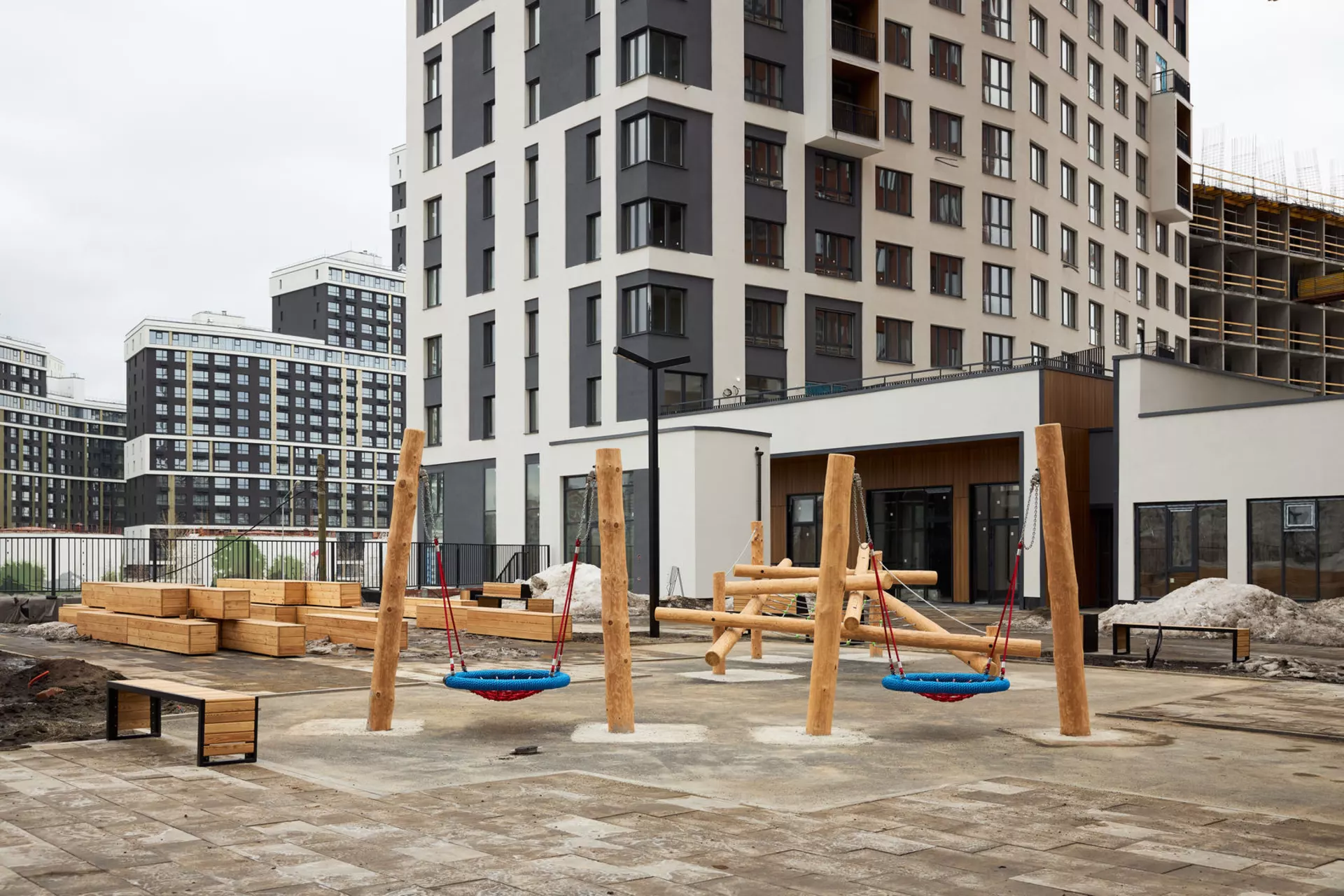 В 1 и 2 секциях четвёртого дома:

– идёт передача квартир. 

Фотография загружена 1 апреля 2024 года.