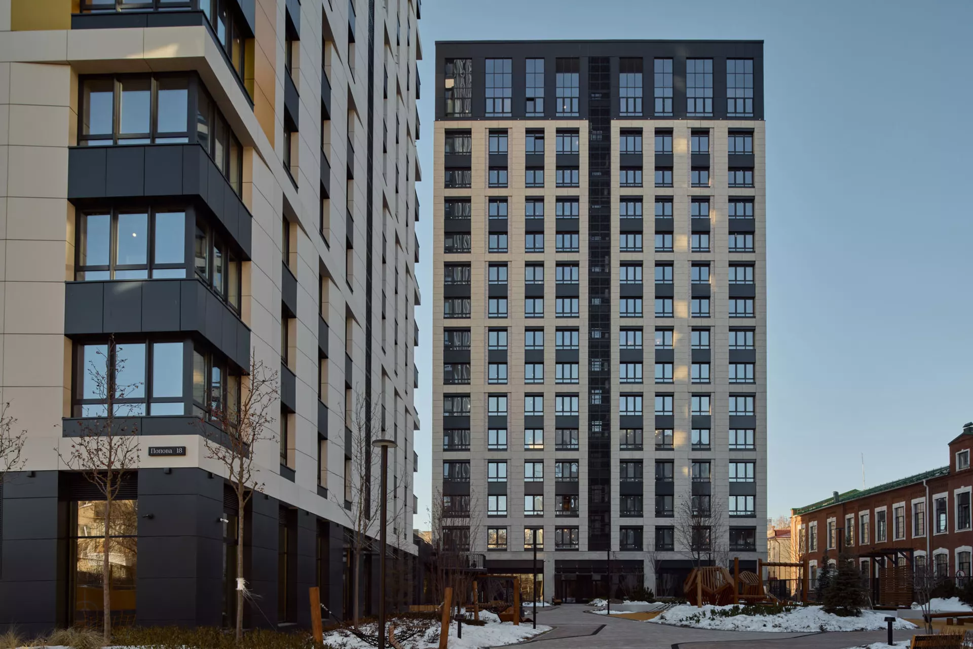 В третьем, четвёртом и пятом домах:
– идёт передача квартир.
Фотография загружена 1 декабря 2024 года.