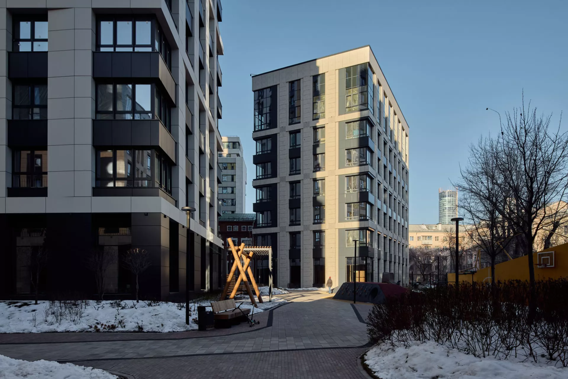 В третьем, четвёртом и пятом домах:
– идёт передача квартир.
Фотография загружена 1 декабря 2024 года.