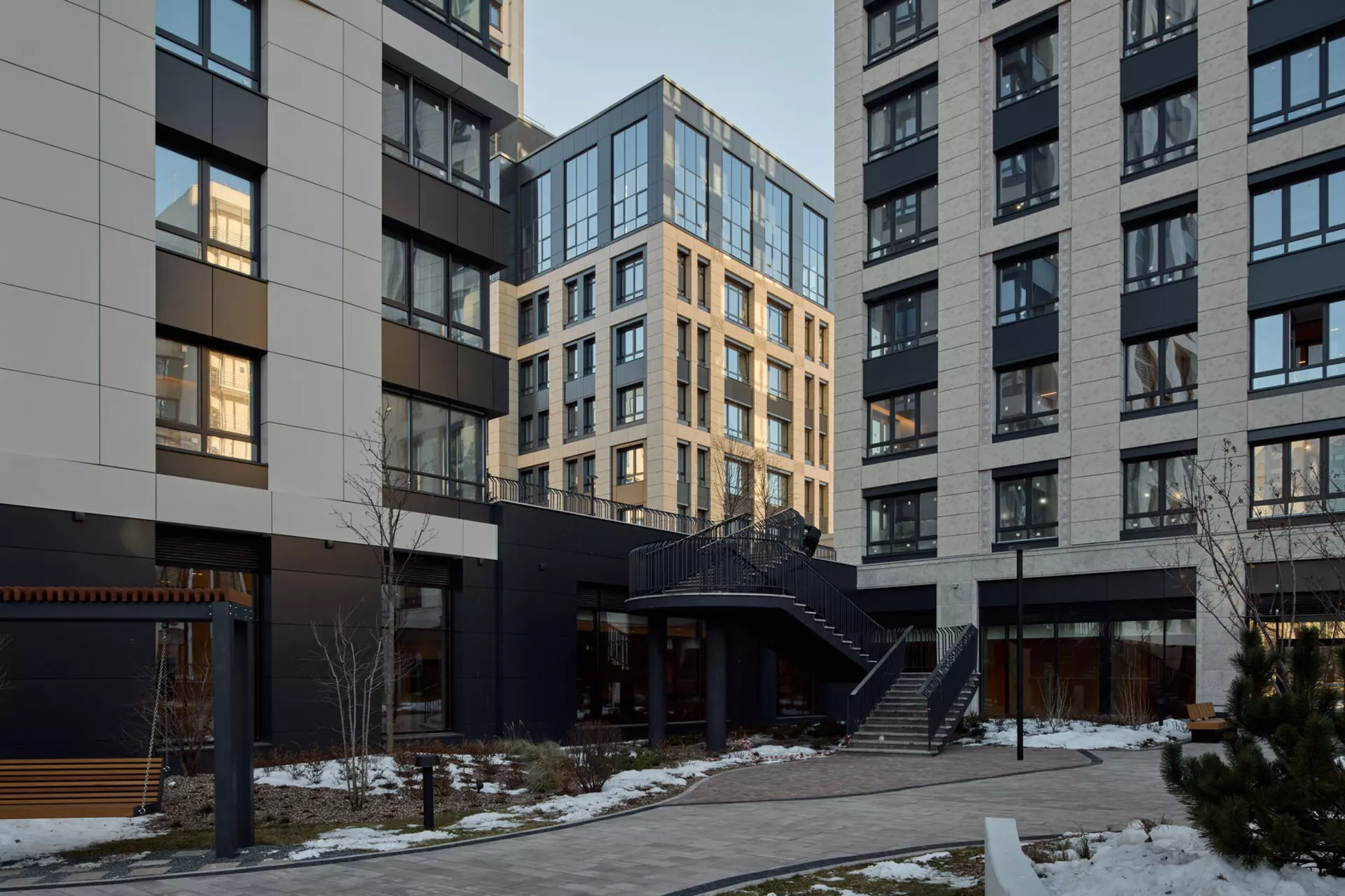 В третьем, четвёртом и пятом домах:
– идёт передача квартир.
Фотография загружена 1 декабря 2024 года.