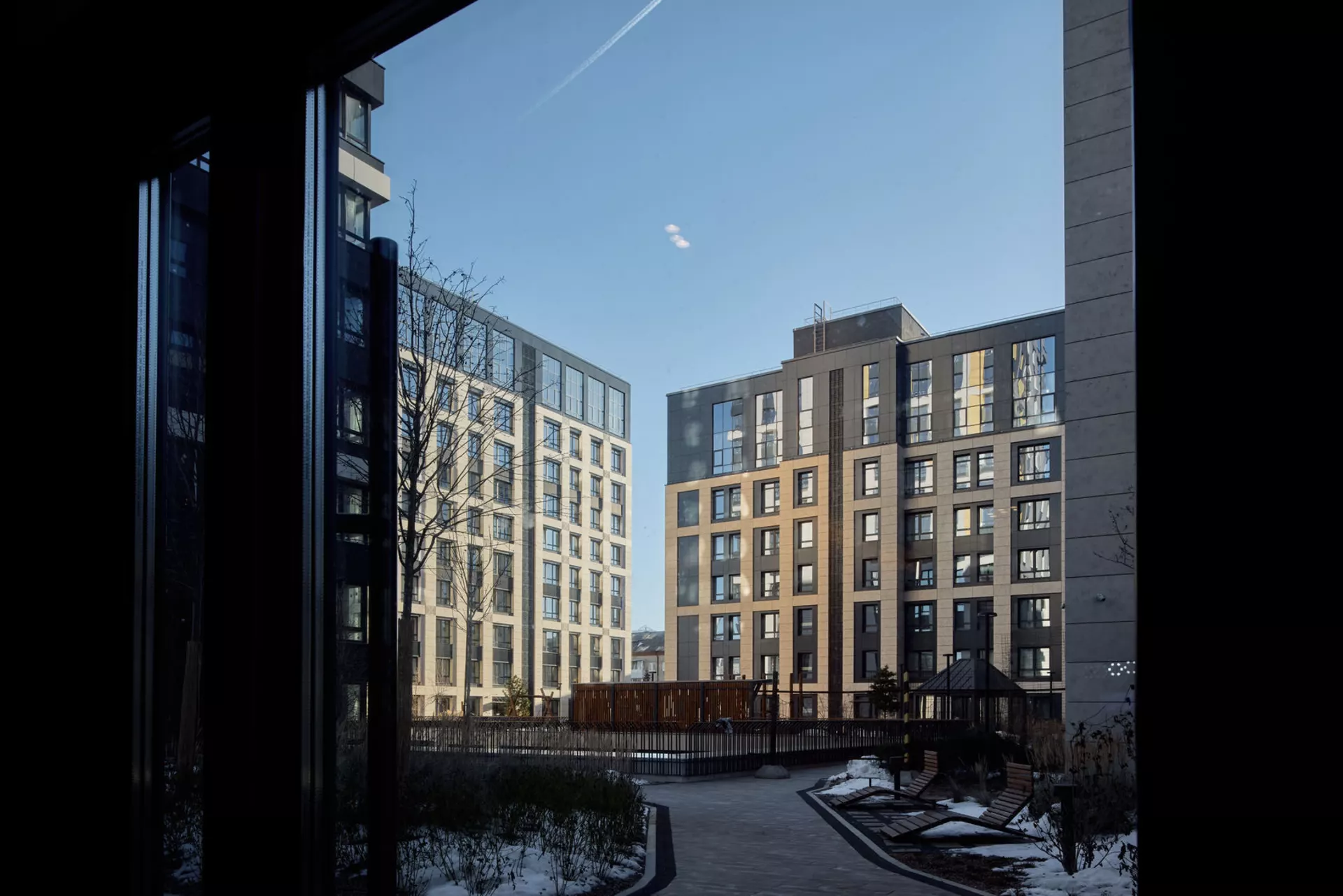 В третьем, четвёртом и пятом домах:
– идёт передача квартир.
Фотография загружена 1 декабря 2024 года.