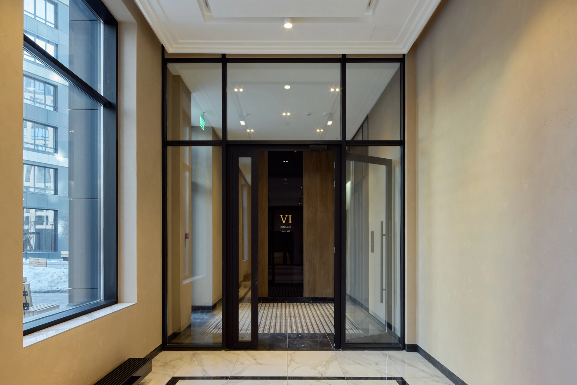 В третьем, четвёртом и пятом домах:
– идёт передача квартир.
Фотография загружена 1 декабря 2024 года.