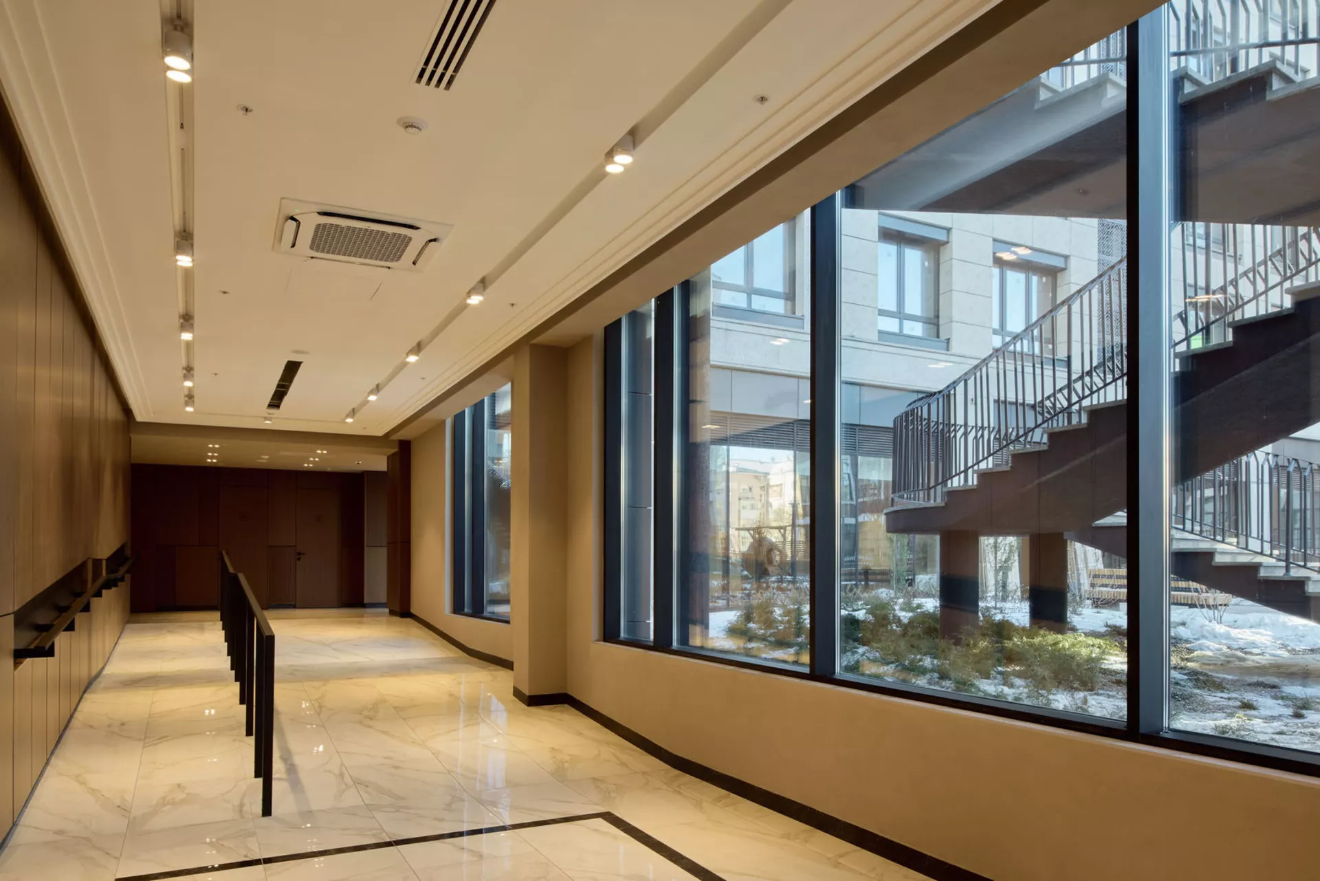 В третьем, четвёртом и пятом домах:
– идёт передача квартир.
Фотография загружена 1 декабря 2024 года.