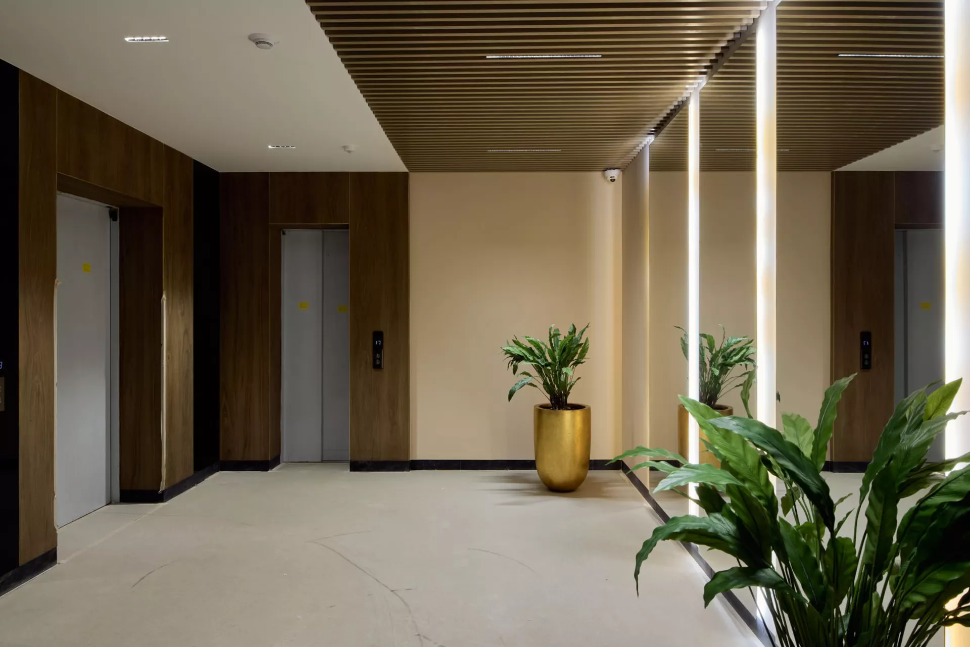 В третьем, четвёртом и пятом домах:
– идёт передача квартир.
Фотография загружена 1 декабря 2024 года.