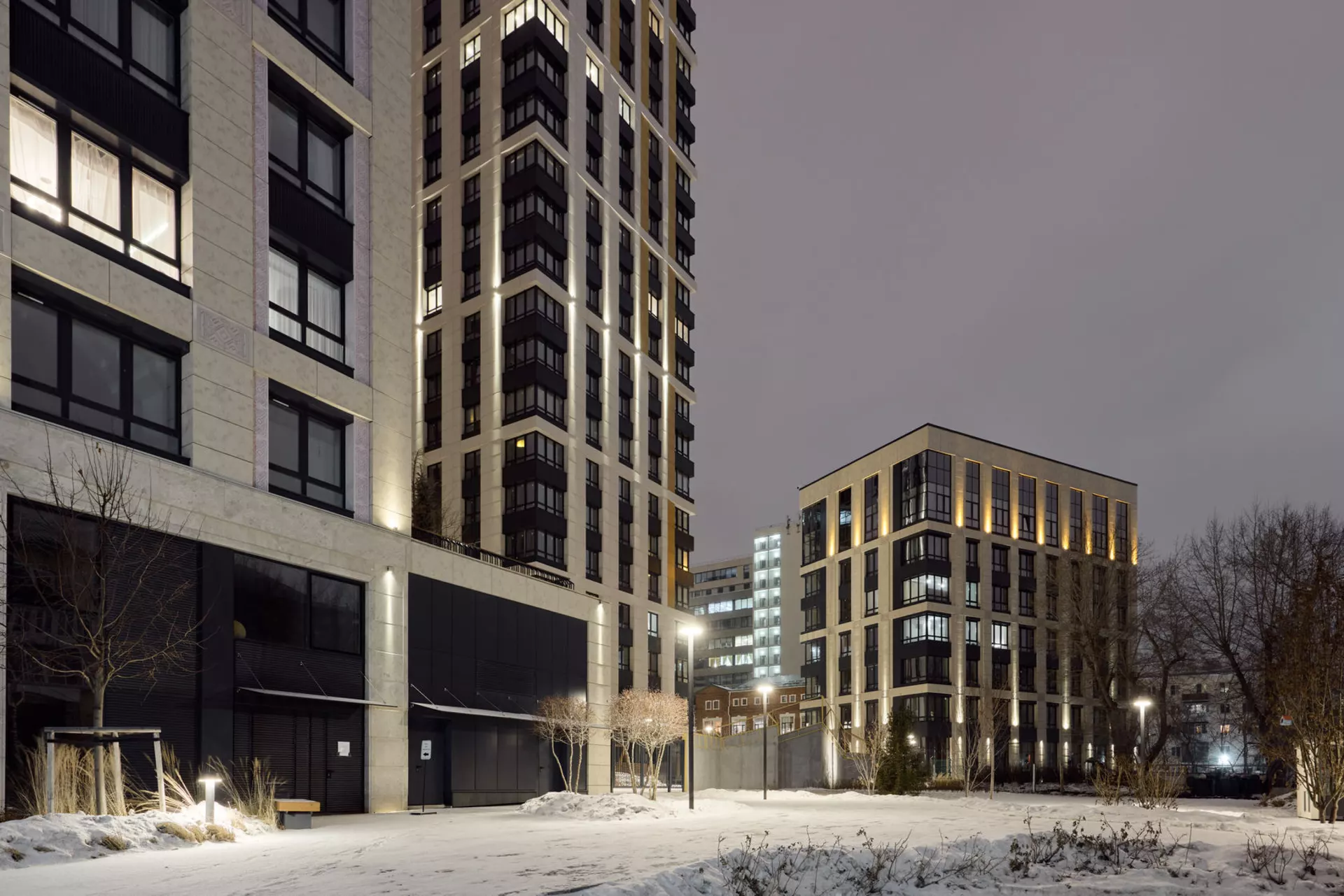 В третьем, четвёртом и пятом домах:
– идёт передача квартир.
Фотография загружена 15 декабря 2024 года.