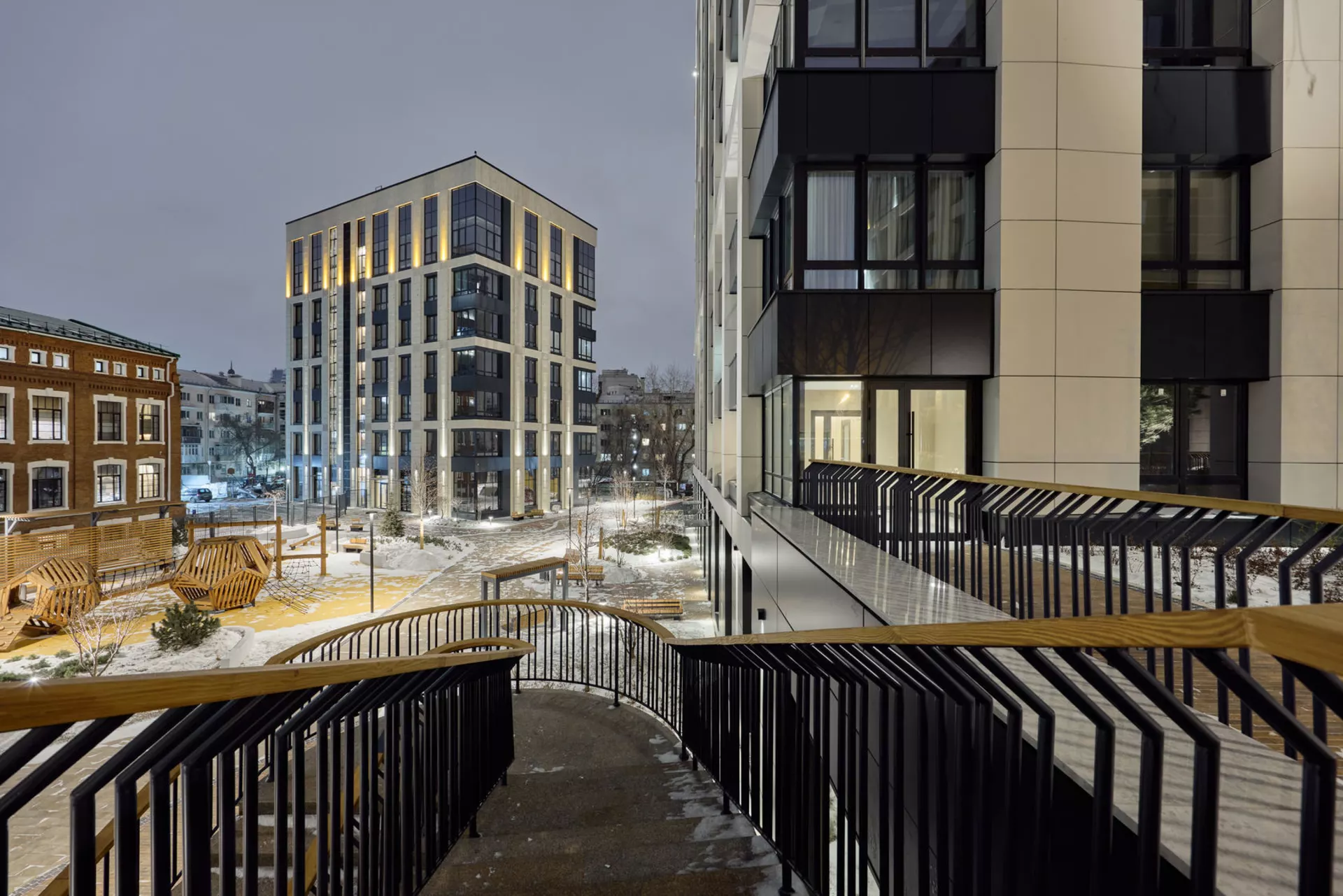 В третьем, четвёртом и пятом домах:
– идёт передача квартир.
Фотография загружена 15 декабря 2024 года.