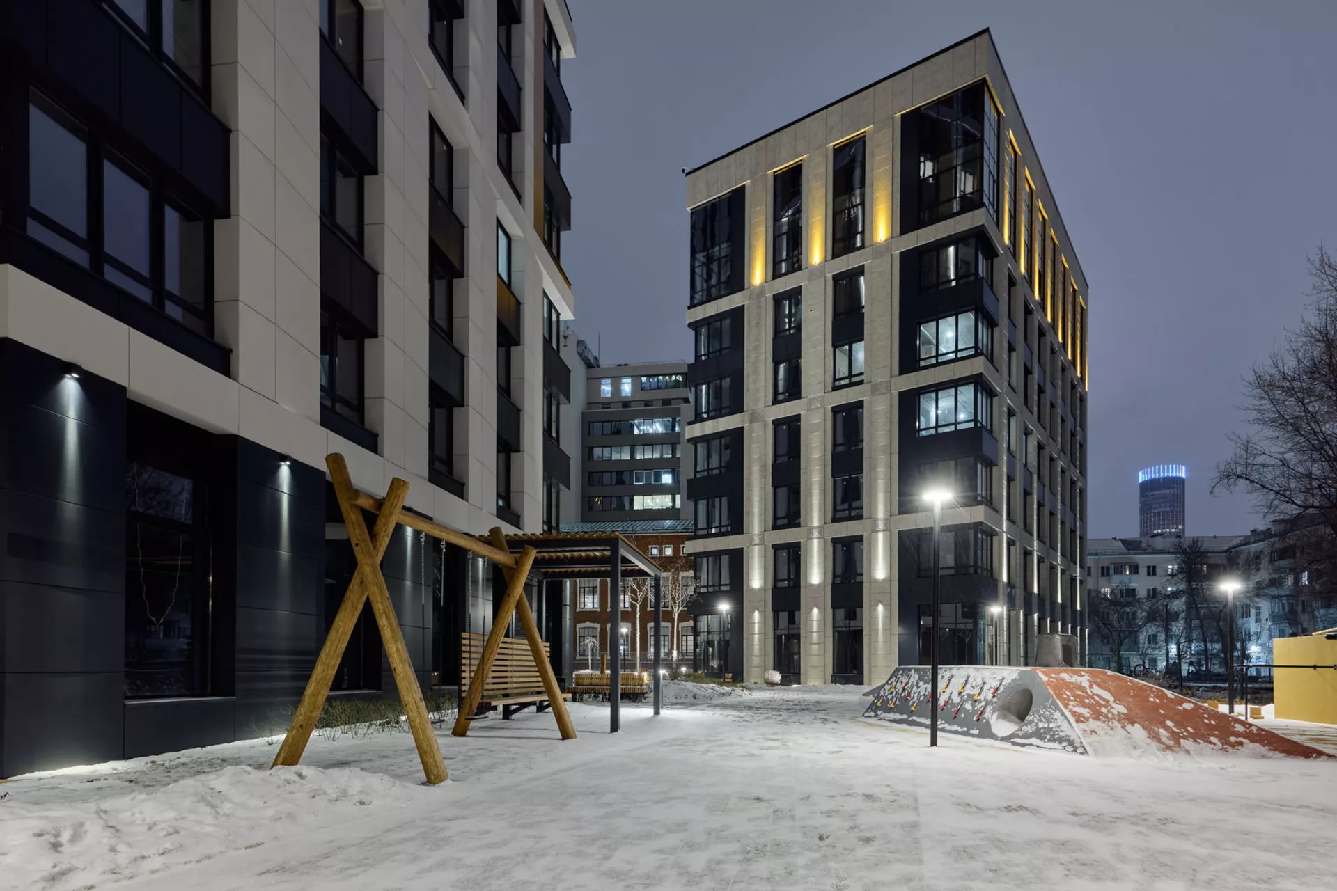 В третьем, четвёртом и пятом домах:
– идёт передача квартир.
Фотография загружена 15 декабря 2024 года.