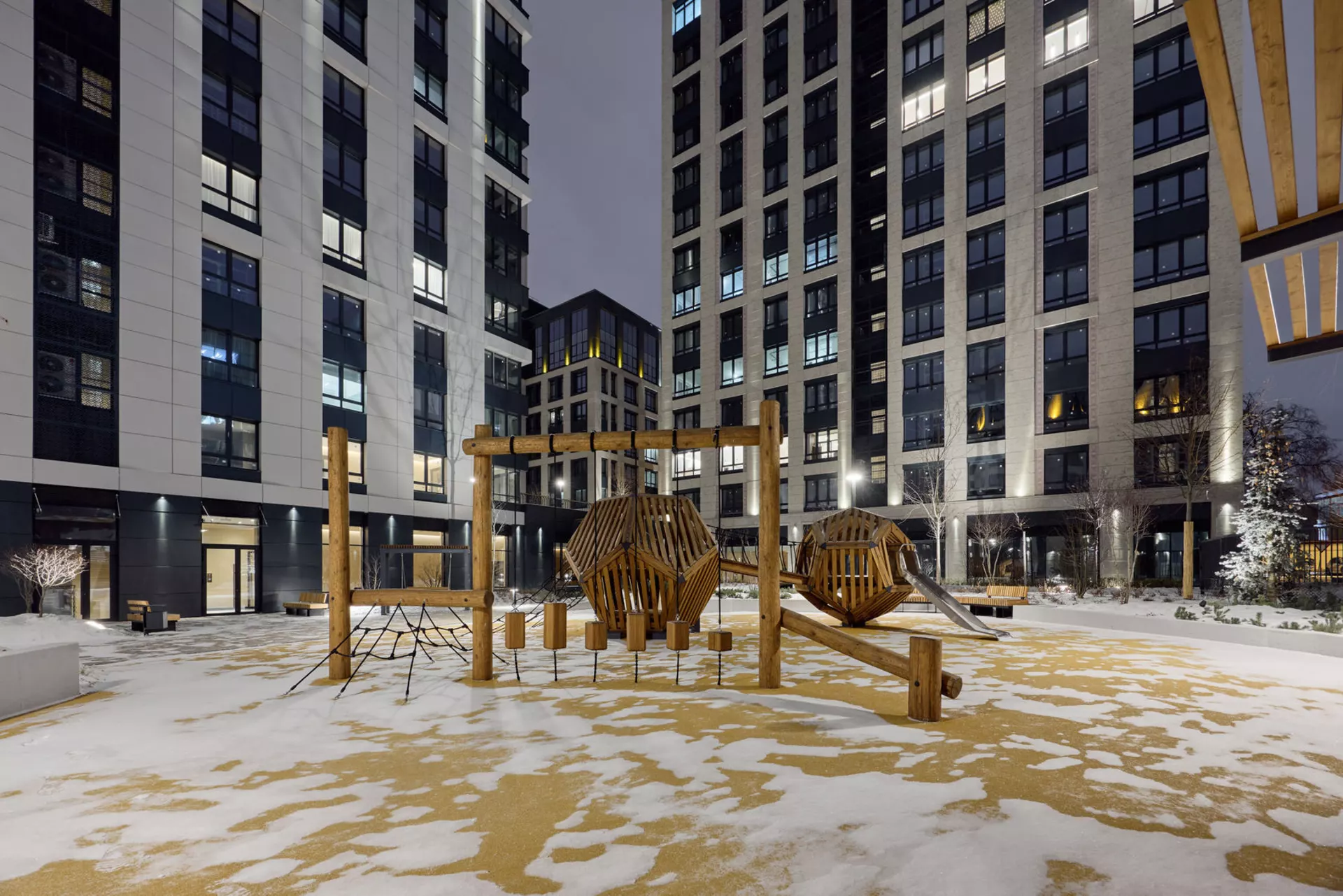 В третьем, четвёртом и пятом домах:
– идёт передача квартир.
Фотография загружена 15 декабря 2024 года.