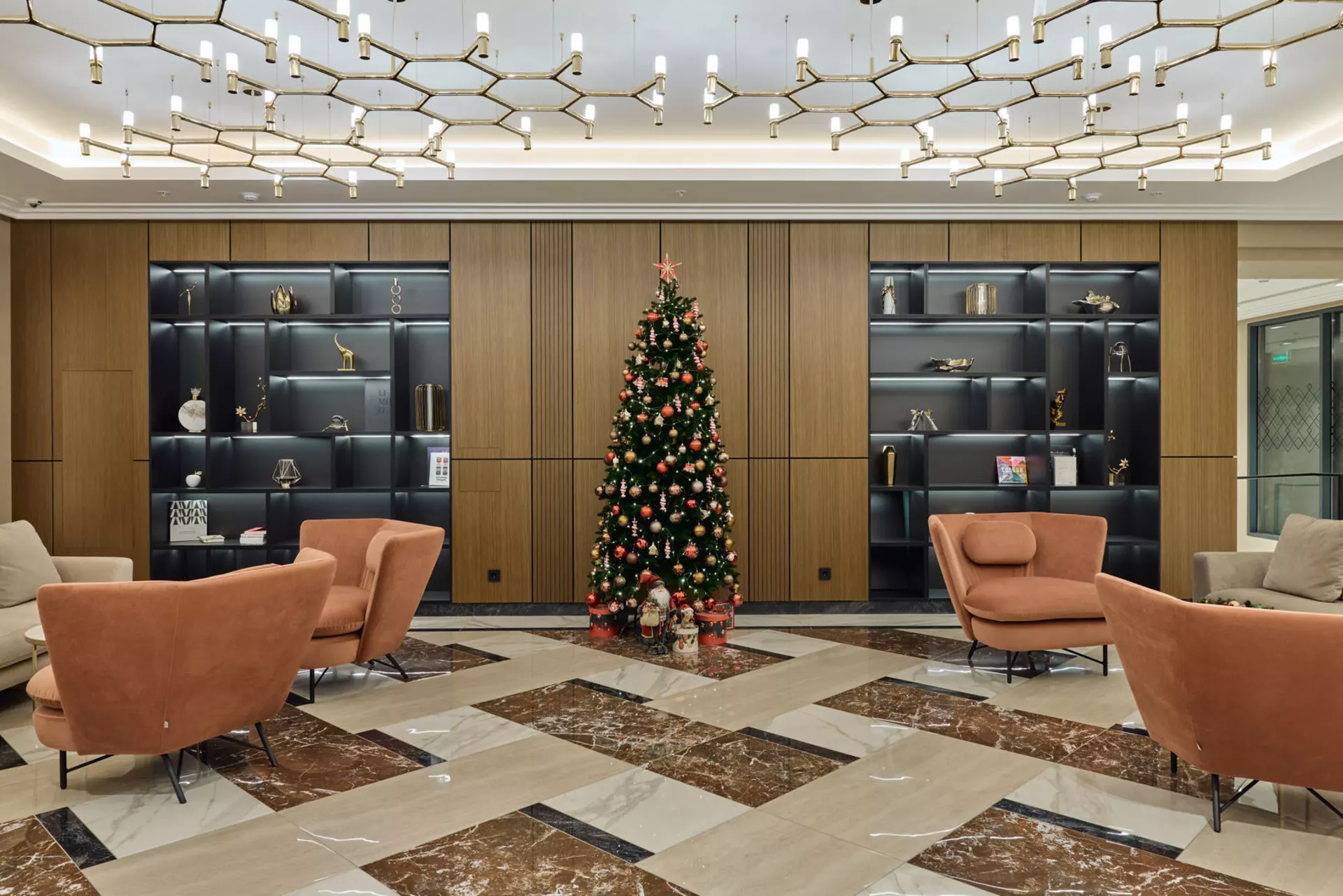 В третьем, четвёртом и пятом домах:
– идёт передача квартир.
Фотография загружена 15 декабря 2024 года.