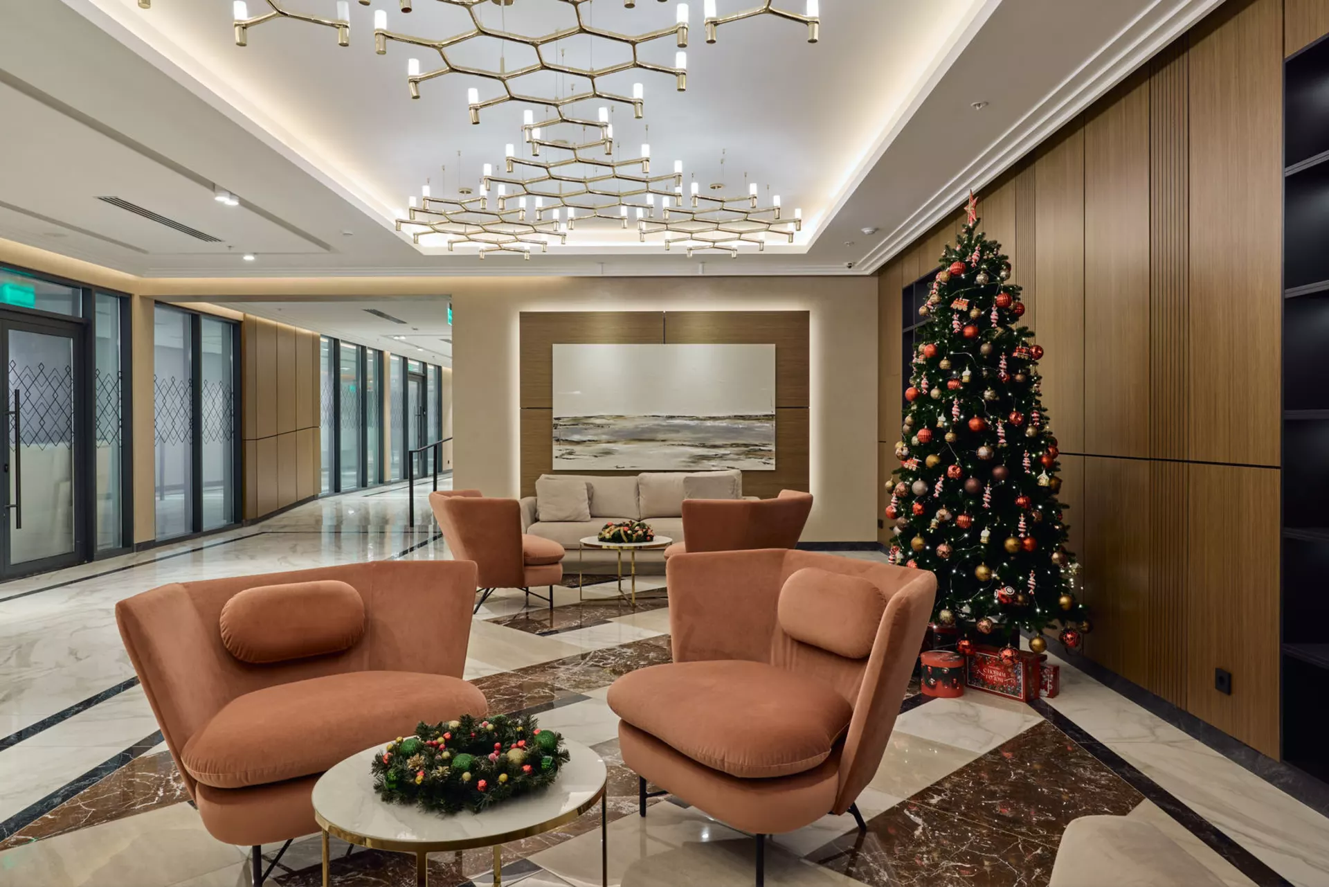 В третьем, четвёртом и пятом домах:
– идёт передача квартир.
Фотография загружена 15 декабря 2024 года.