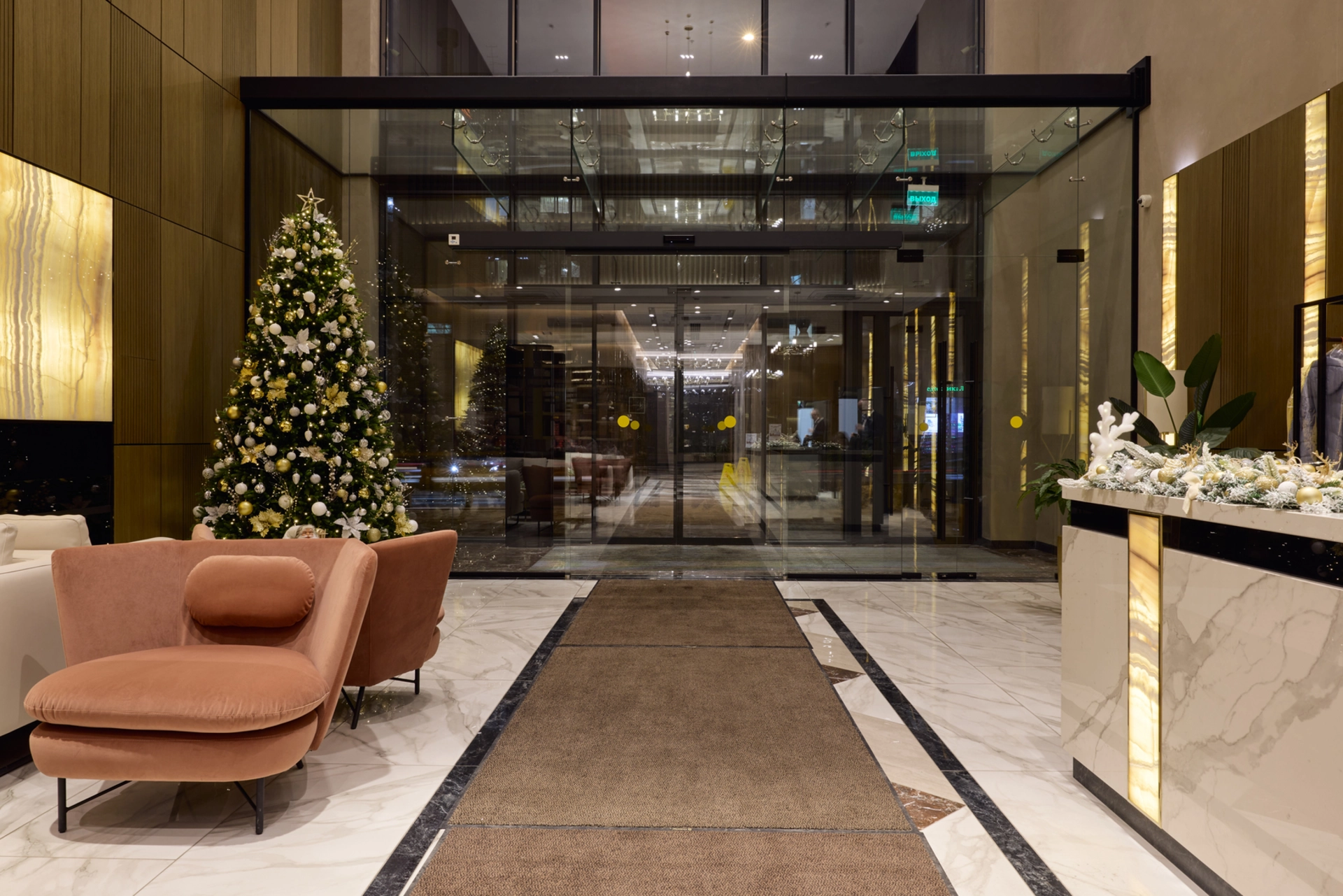 В третьем, четвёртом и пятом домах:
– идёт передача квартир.
Фотография загружена 15 декабря 2024 года.