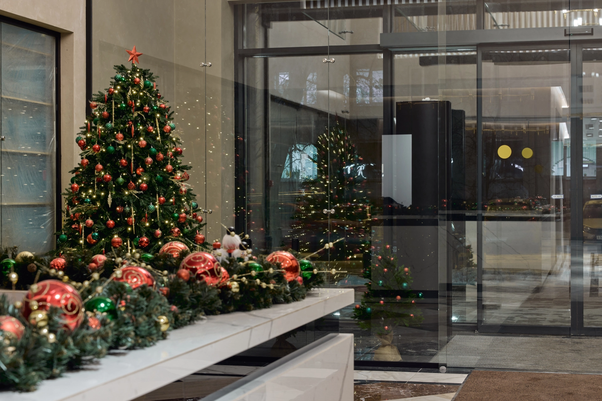 В третьем, четвёртом и пятом домах:
– идёт передача квартир.
Фотография загружена 15 декабря 2024 года.