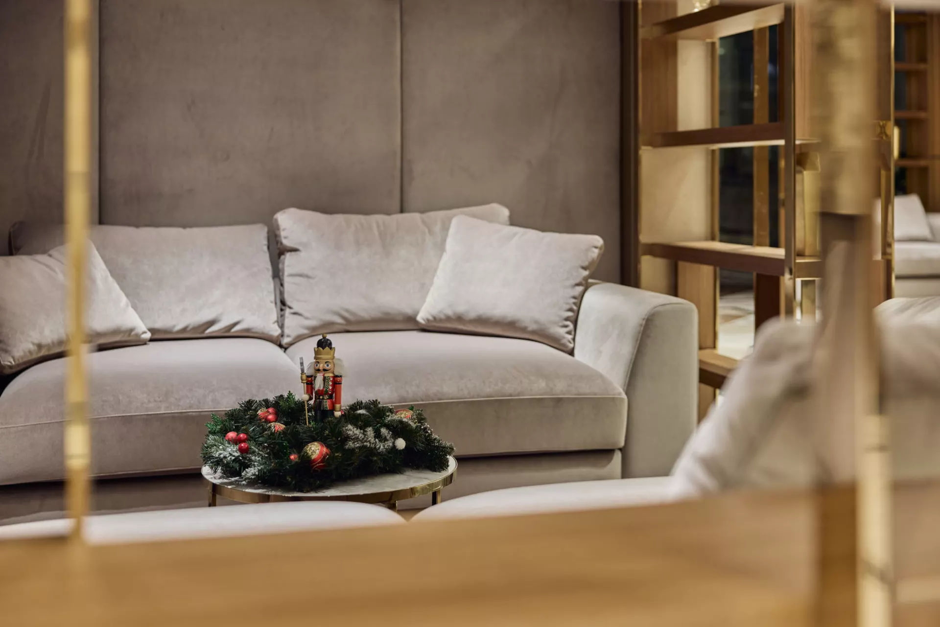 В третьем, четвёртом и пятом домах:
– идёт передача квартир.
Фотография загружена 15 декабря 2024 года.