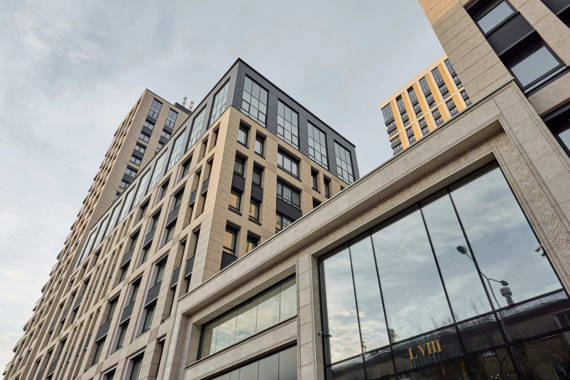 В третьем, четвёртом и пятом домах:
– идёт передача квартир.
Фотография загружена 31 декабря 2024 года.