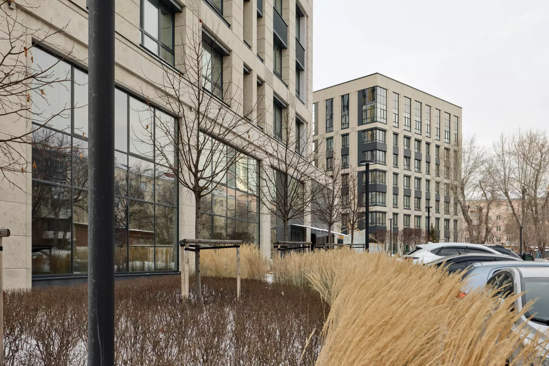 В третьем, четвёртом и пятом домах:
– идёт передача квартир.
Фотография загружена 31 декабря 2024 года.