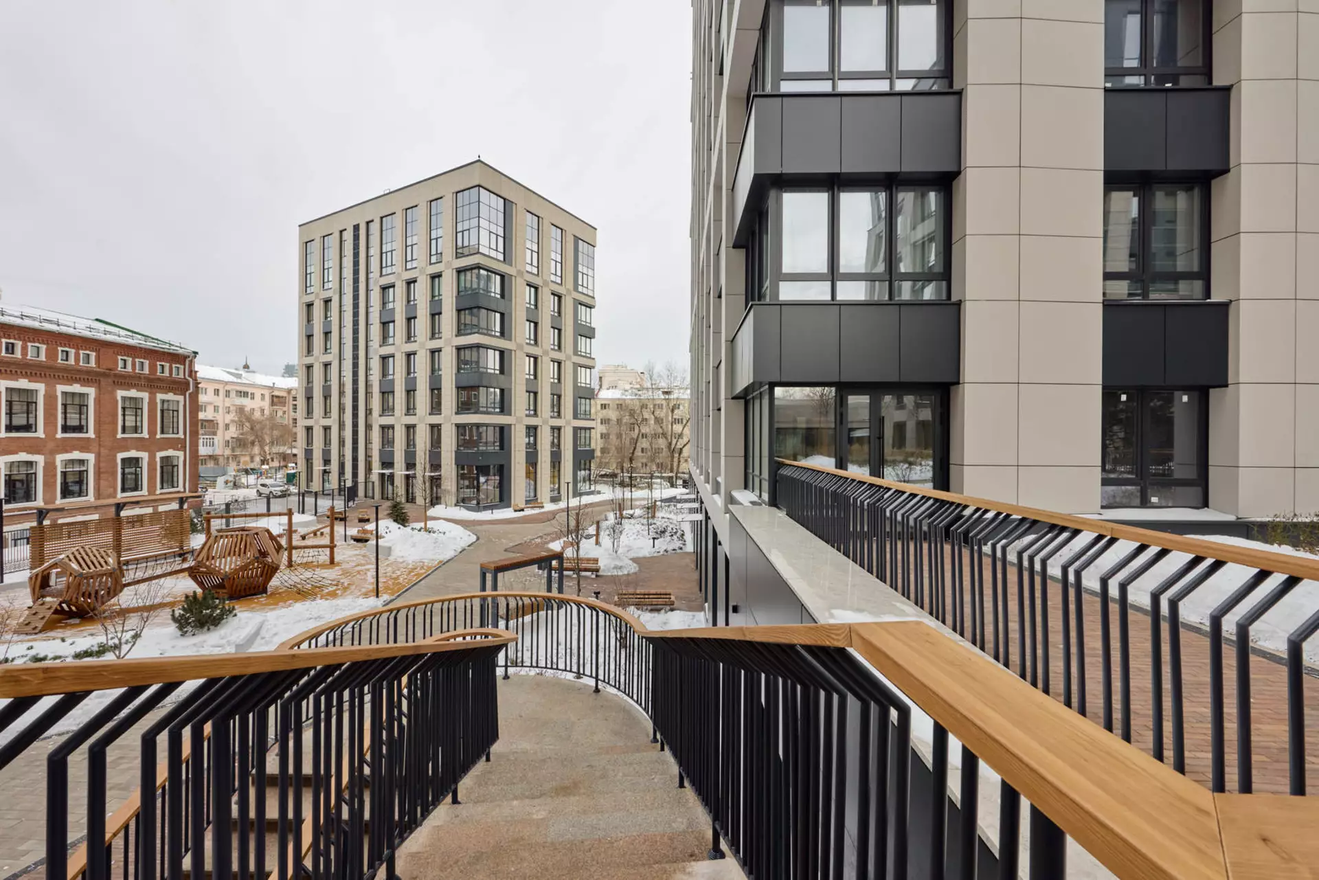 В третьем, четвёртом и пятом домах:
– идёт передача квартир.
Фотография загружена 31 декабря 2024 года.