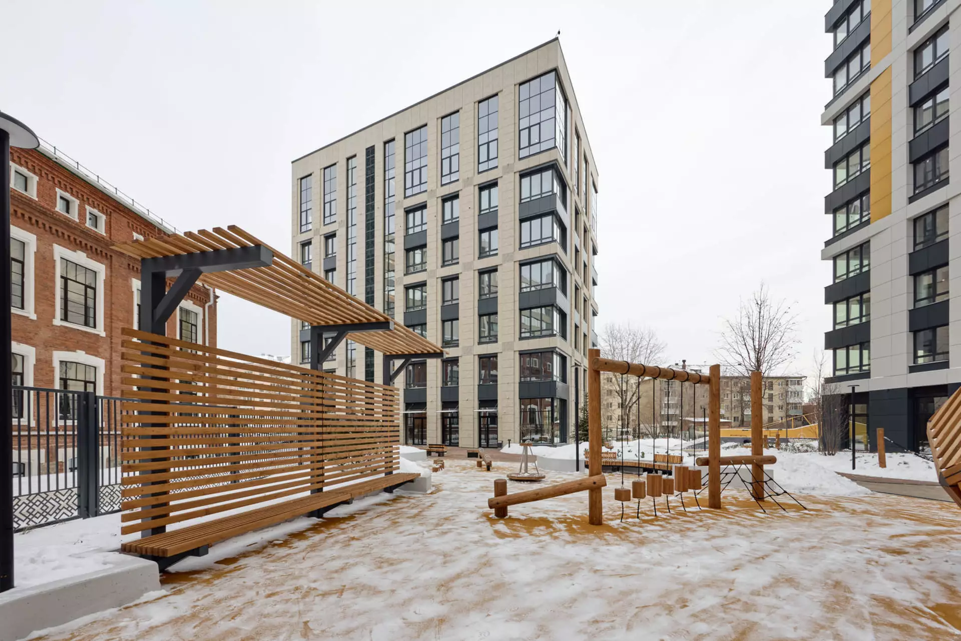 В третьем, четвёртом и пятом домах:
– идёт передача квартир.
Фотография загружена 31 декабря 2024 года.