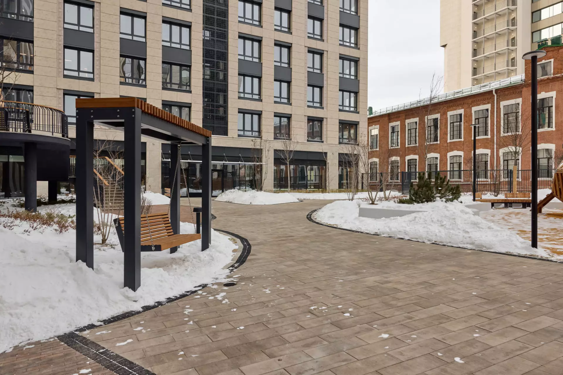 В третьем, четвёртом и пятом домах:
– идёт передача квартир.
Фотография загружена 31 декабря 2024 года.