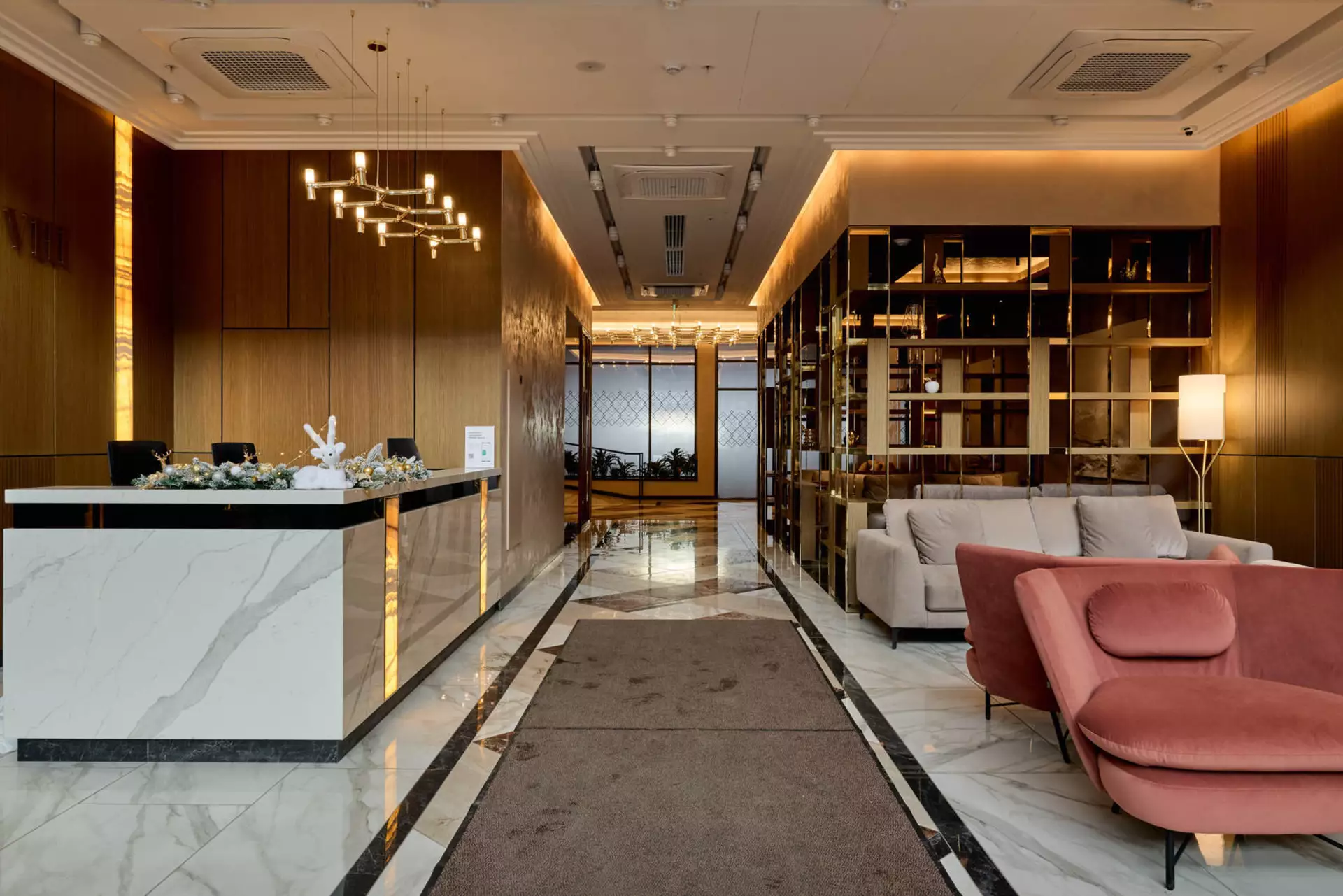 В третьем, четвёртом и пятом домах:
– идёт передача квартир.
Фотография загружена 31 декабря 2024 года.