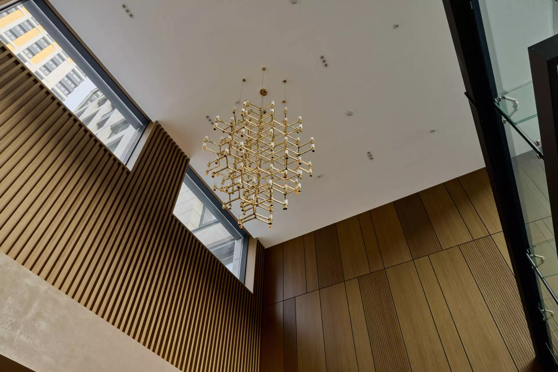 В третьем, четвёртом и пятом домах:
– идёт передача квартир.
Фотография загружена 31 декабря 2024 года.