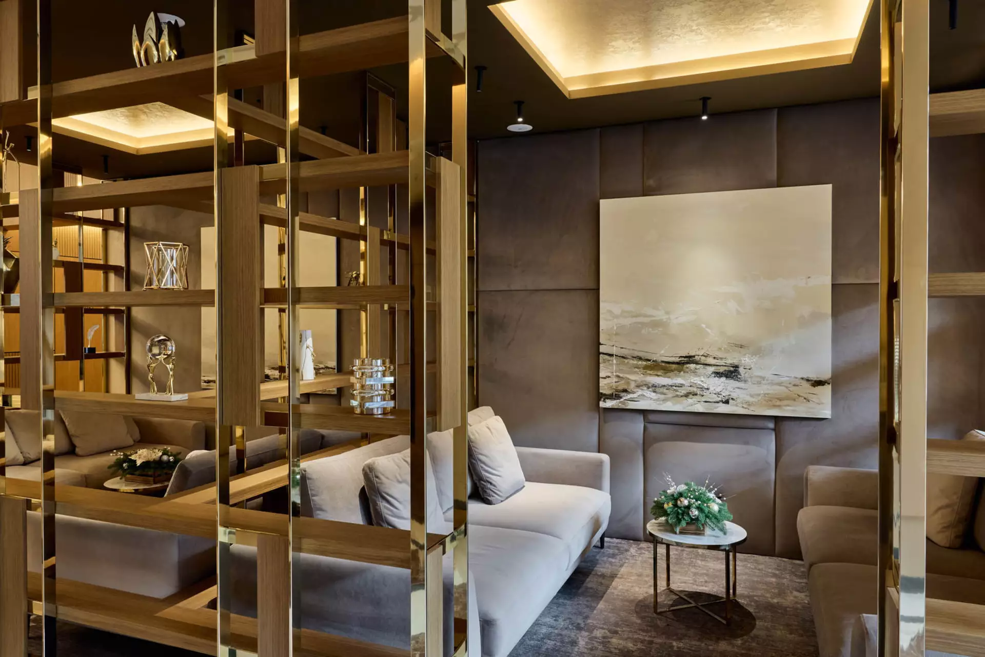 В третьем, четвёртом и пятом домах:
– идёт передача квартир.
Фотография загружена 31 декабря 2024 года.