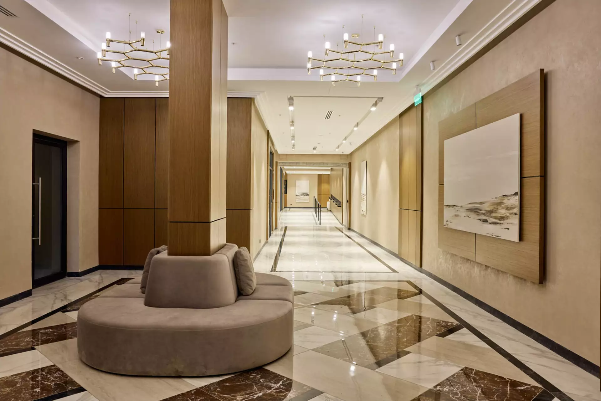 В третьем, четвёртом и пятом домах:
– идёт передача квартир.
Фотография загружена 31 декабря 2024 года.