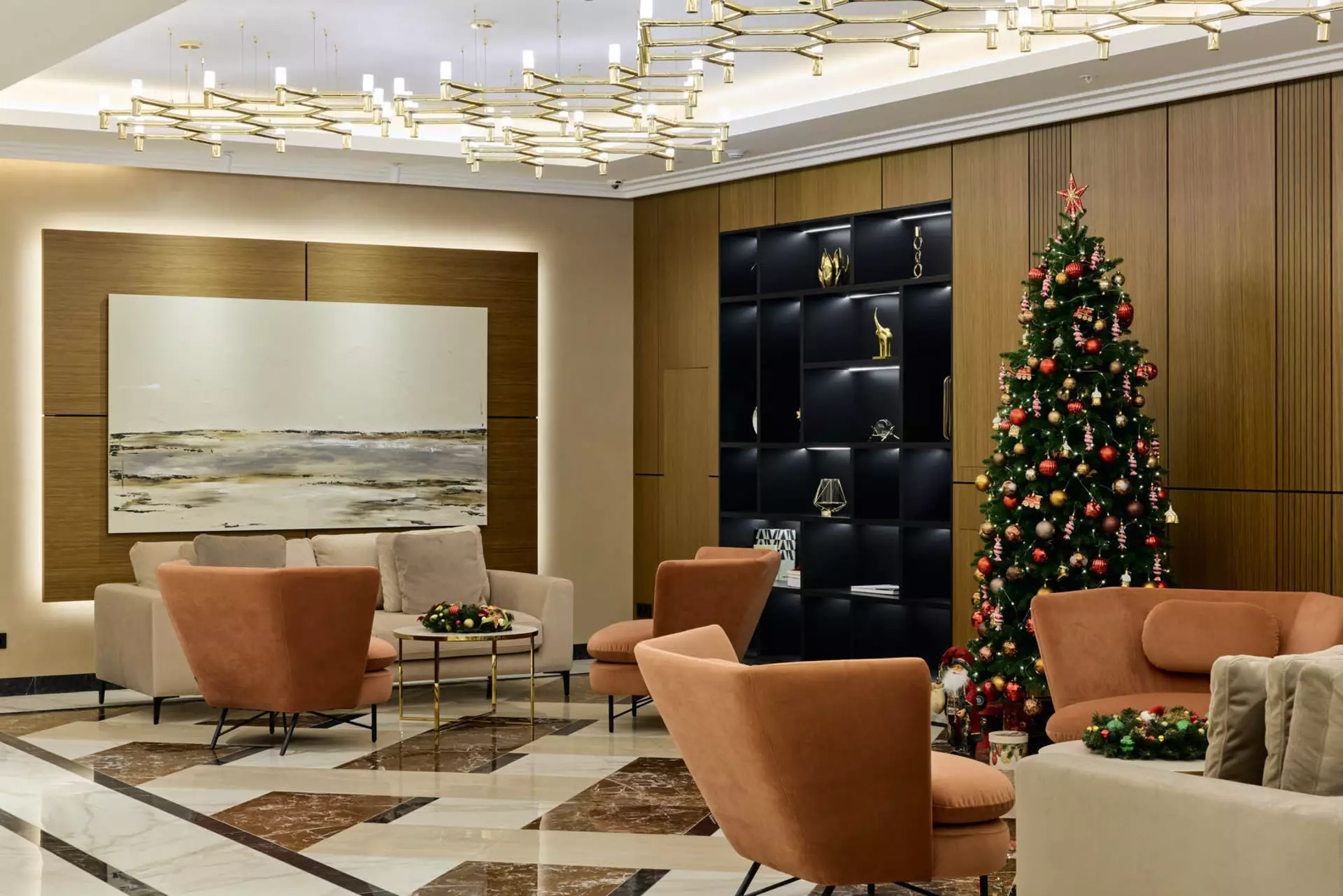 В третьем, четвёртом и пятом домах:
– идёт передача квартир.
Фотография загружена 31 декабря 2024 года.