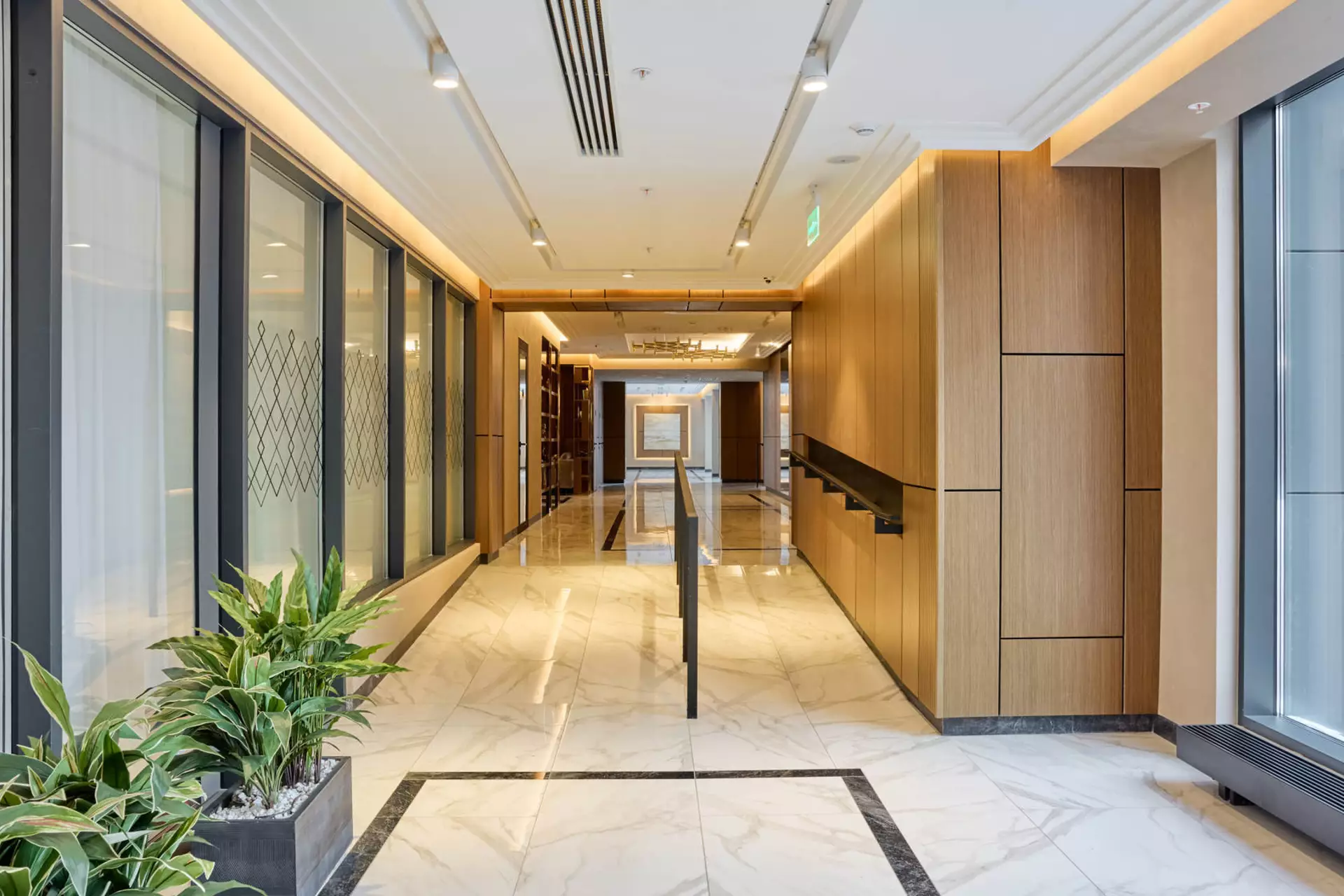 В третьем, четвёртом и пятом домах:
– идёт передача квартир.
Фотография загружена 31 декабря 2024 года.