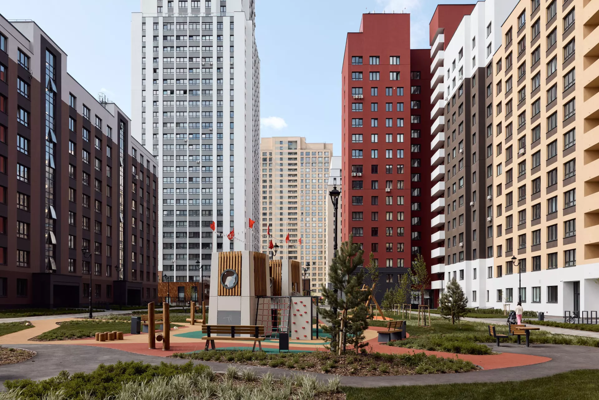 Во 2, 3 и 4 секциях четвёртого дома и пятом доме:

– идёт передача квартир.

Фотография загружена 15 января 2025 года.