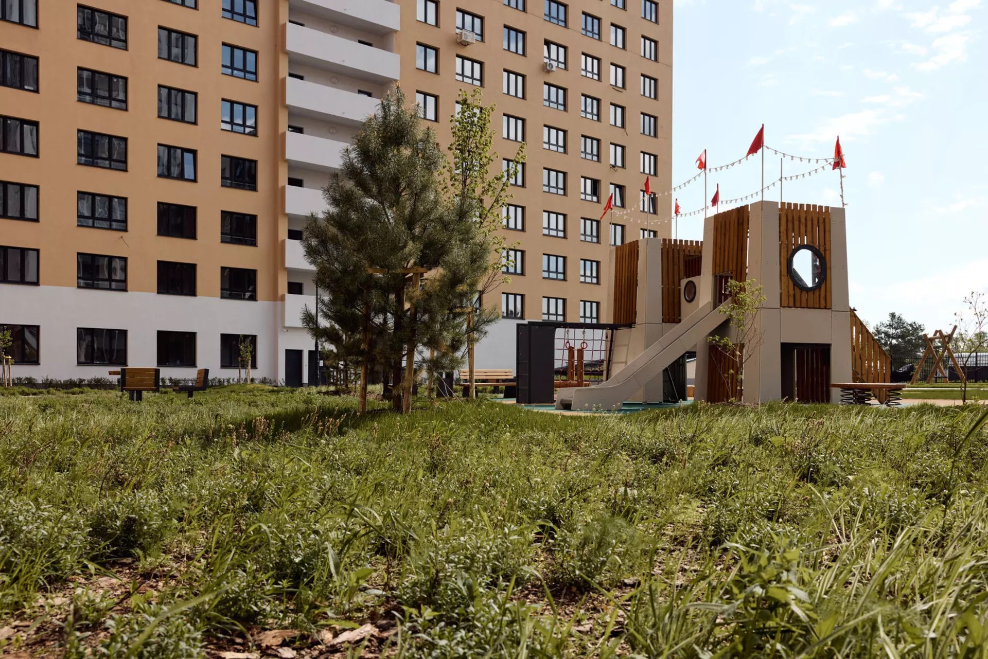 Во 2, 3 и 4 секциях четвёртого дома и пятом доме:

– идёт передача квартир.

Фотография загружена 15 января 2025 года.