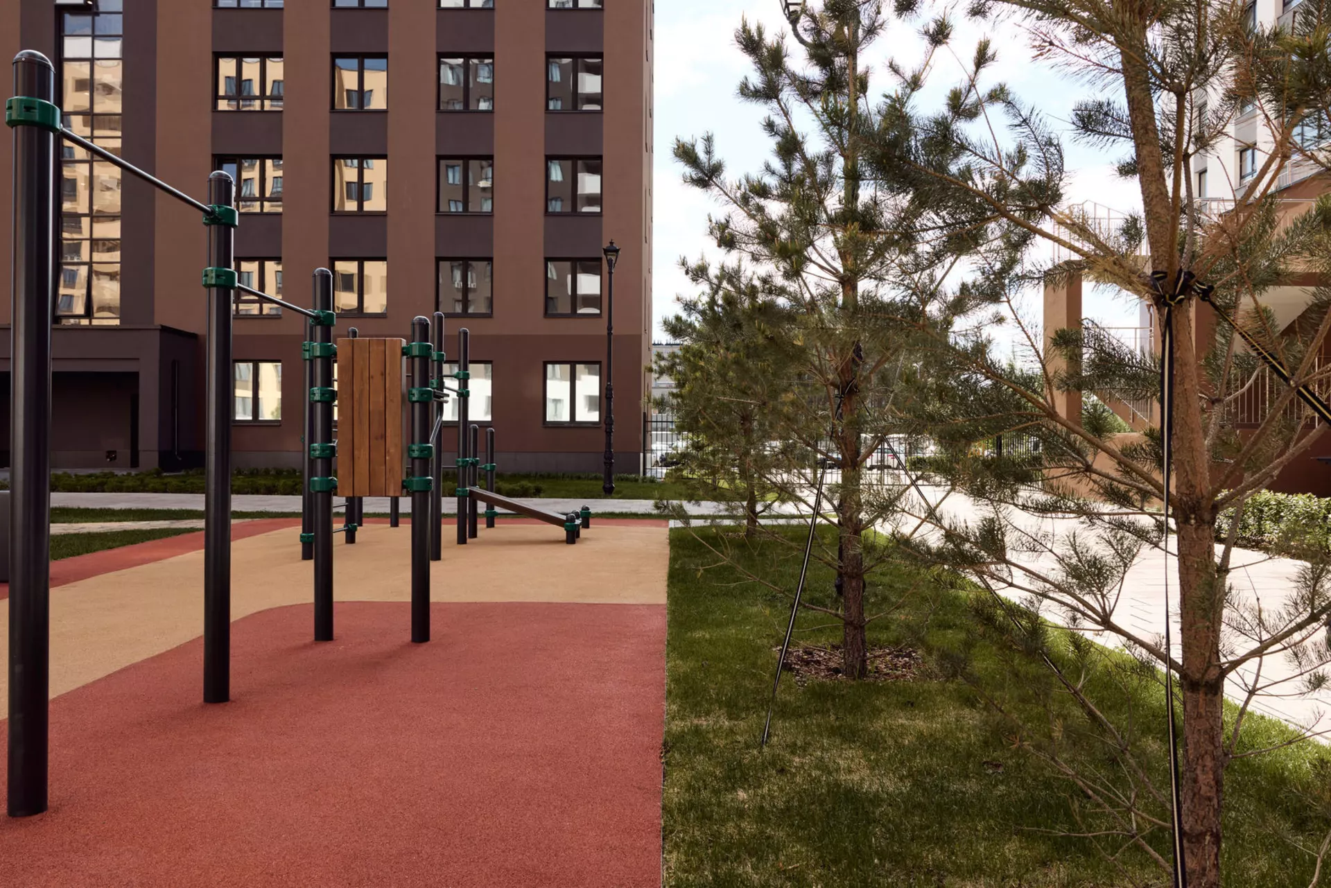 Во 2, 3 и 4 секциях четвёртого дома и пятом доме:

– идёт передача квартир.

Фотография загружена 15 января 2025 года.