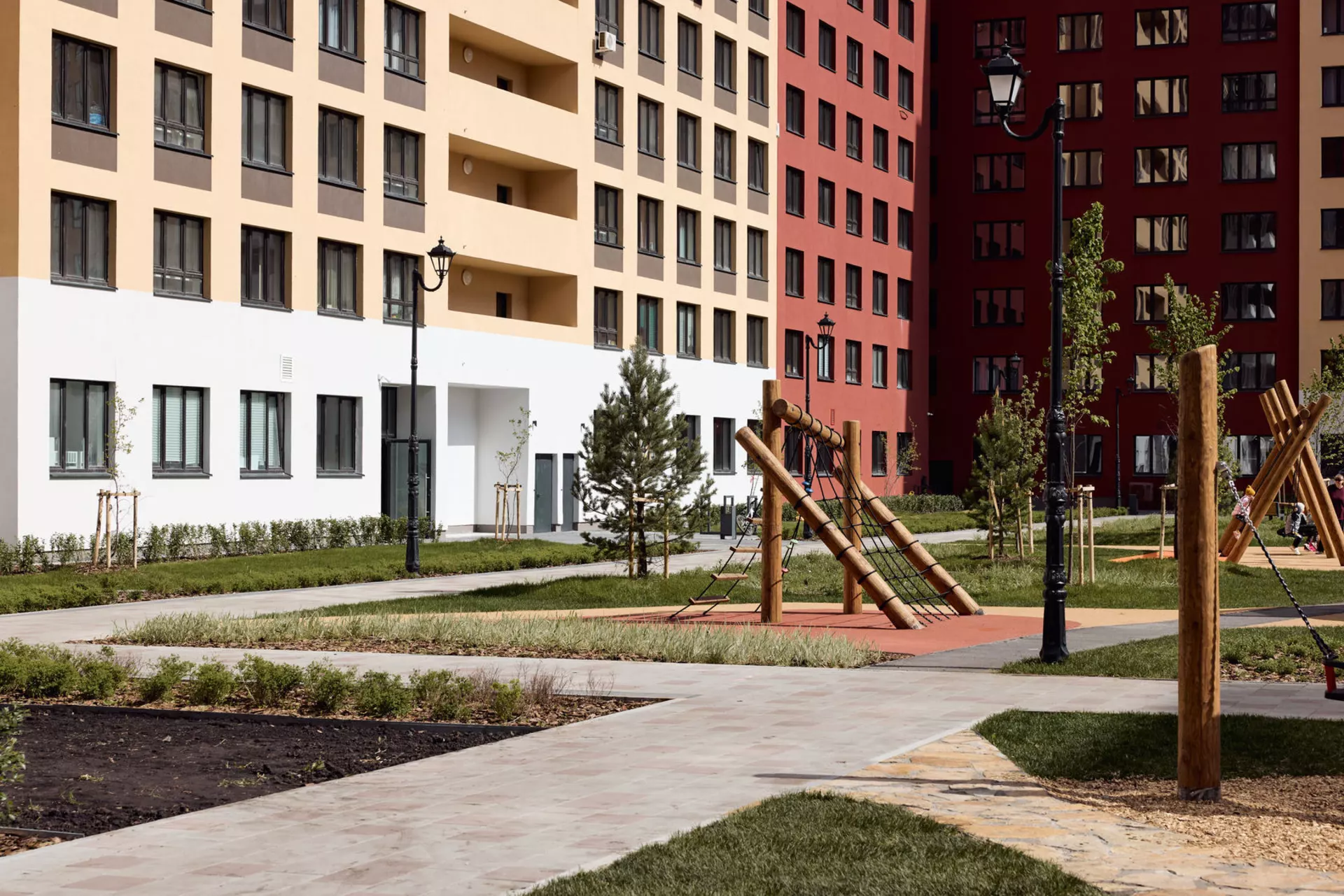 Во 2, 3 и 4 секциях четвёртого дома и пятом доме:

– идёт передача квартир.

Фотография загружена 15 января 2025 года.