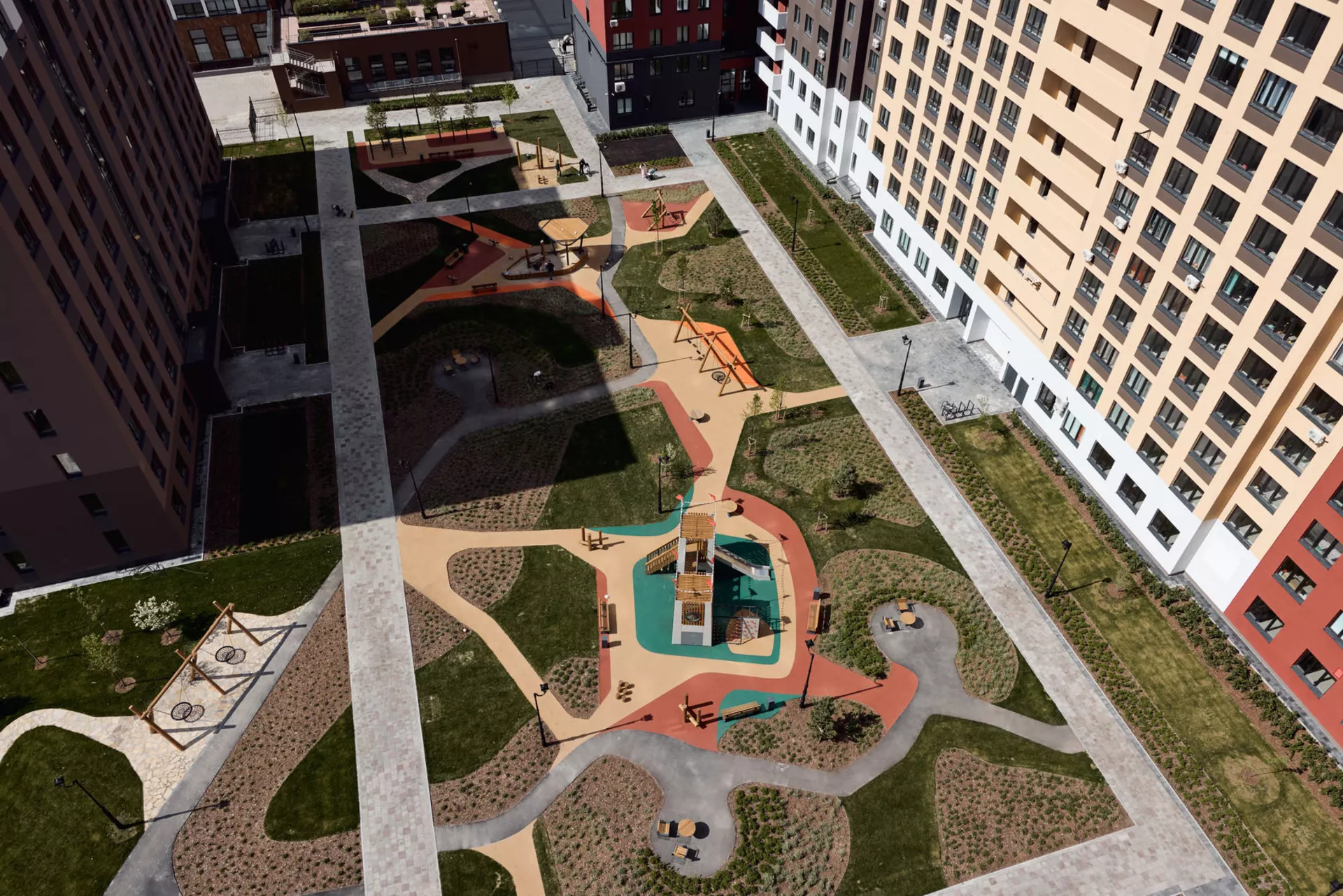 Во 2, 3 и 4 секциях четвёртого дома и пятом доме:

– идёт передача квартир.

Фотография загружена 15 января 2025 года.