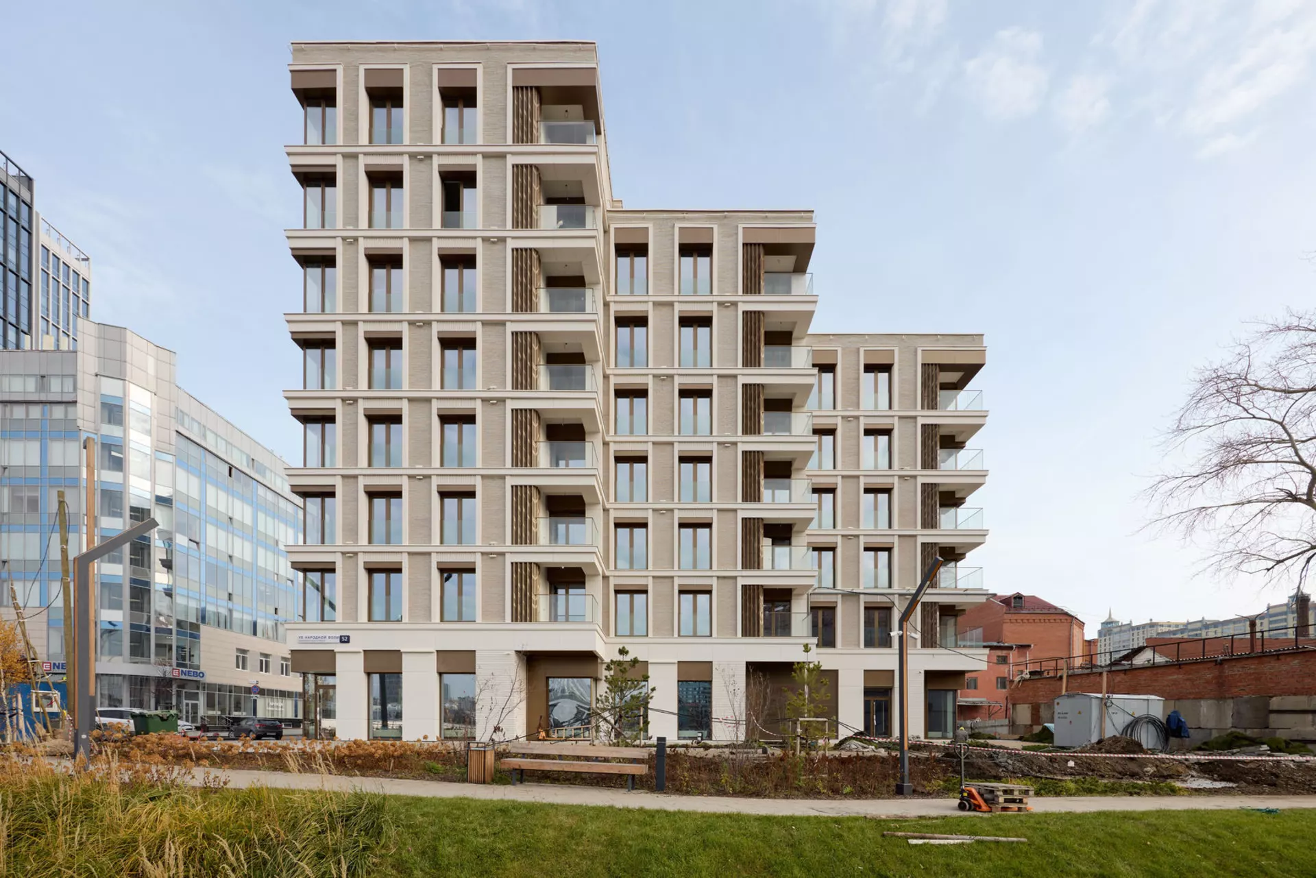 – Выполняем передачу квартир.
Фотография загружена 15 ноября 2025 года.