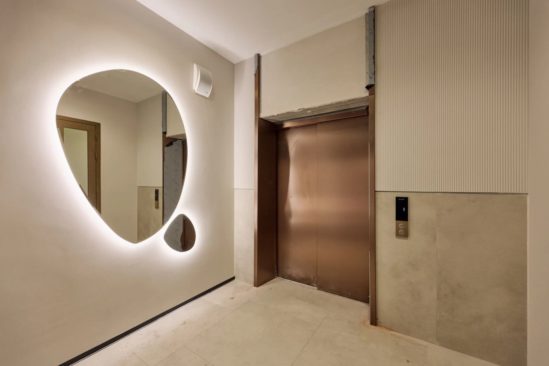 – Выполняем передачу квартир.
Фотография загружена 15 ноября 2025 года.