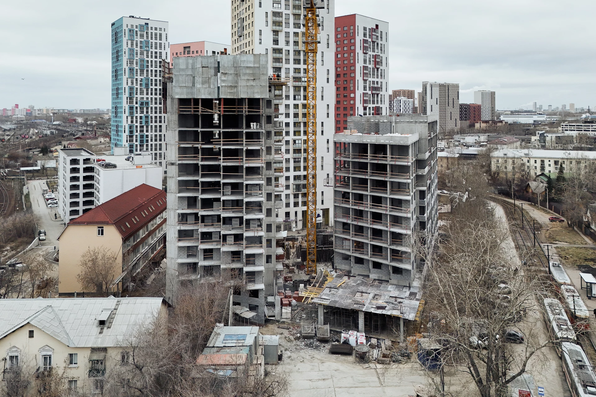 Малевич

1 секция шестого дома

– строим 15 этаж
– возводим межкомнатные перегородки на 2–5 этажах
– монтируем вентиляцию на 5 этаже

2 секция шестого дома

– выполняем кладку внутренних перегородок на 2, 3 и 5 этажах
– устанавливаем вентиляцию на 10 этаже
– монтируем кровлю

Возводим стилобат между секциями

Фотография загружена 1 декабря 2025 года.