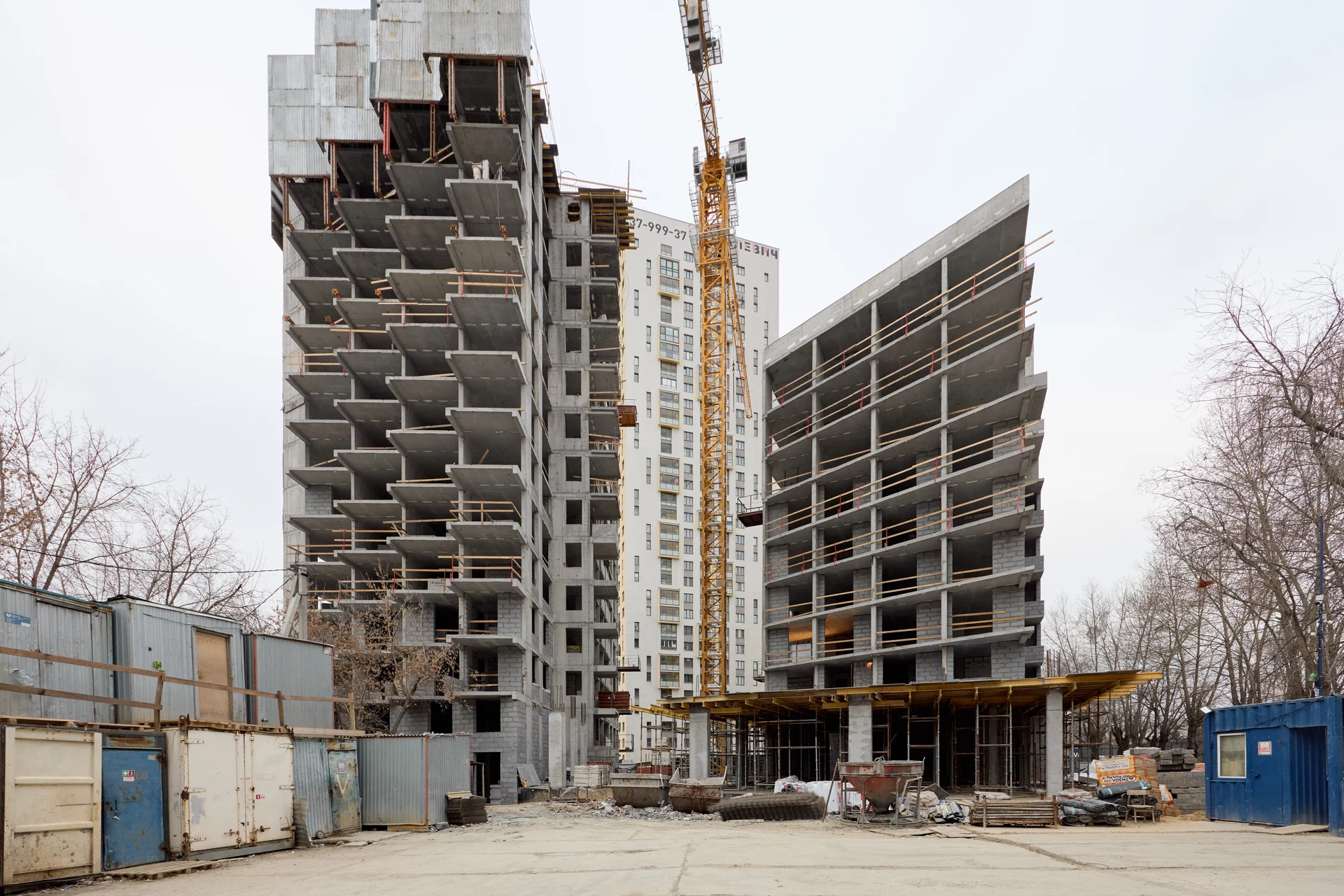 Малевич

1 секция шестого дома

– строим 15 этаж
– возводим межкомнатные перегородки на 2–5 этажах
– монтируем вентиляцию на 5 этаже

2 секция шестого дома

– выполняем кладку внутренних перегородок на 2, 3 и 5 этажах
– устанавливаем вентиляцию на 10 этаже
– монтируем кровлю

Возводим стилобат между секциями

Фотография загружена 1 декабря 2025 года.