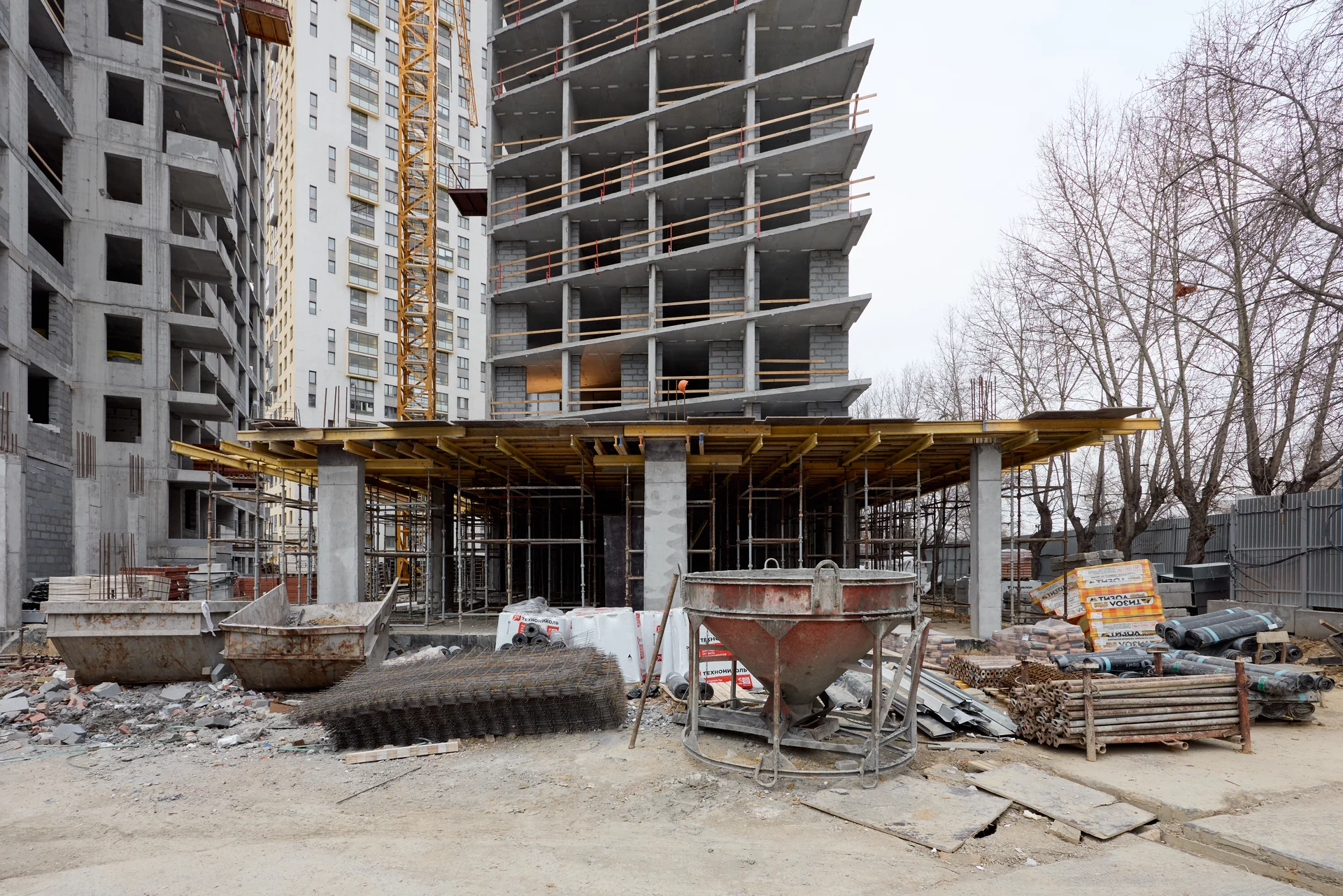 Малевич

1 секция шестого дома

– строим 15 этаж
– возводим межкомнатные перегородки на 2–5 этажах
– монтируем вентиляцию на 5 этаже

2 секция шестого дома

– выполняем кладку внутренних перегородок на 2, 3 и 5 этажах
– устанавливаем вентиляцию на 10 этаже
– монтируем кровлю

Возводим стилобат между секциями

Фотография загружена 1 декабря 2025 года.