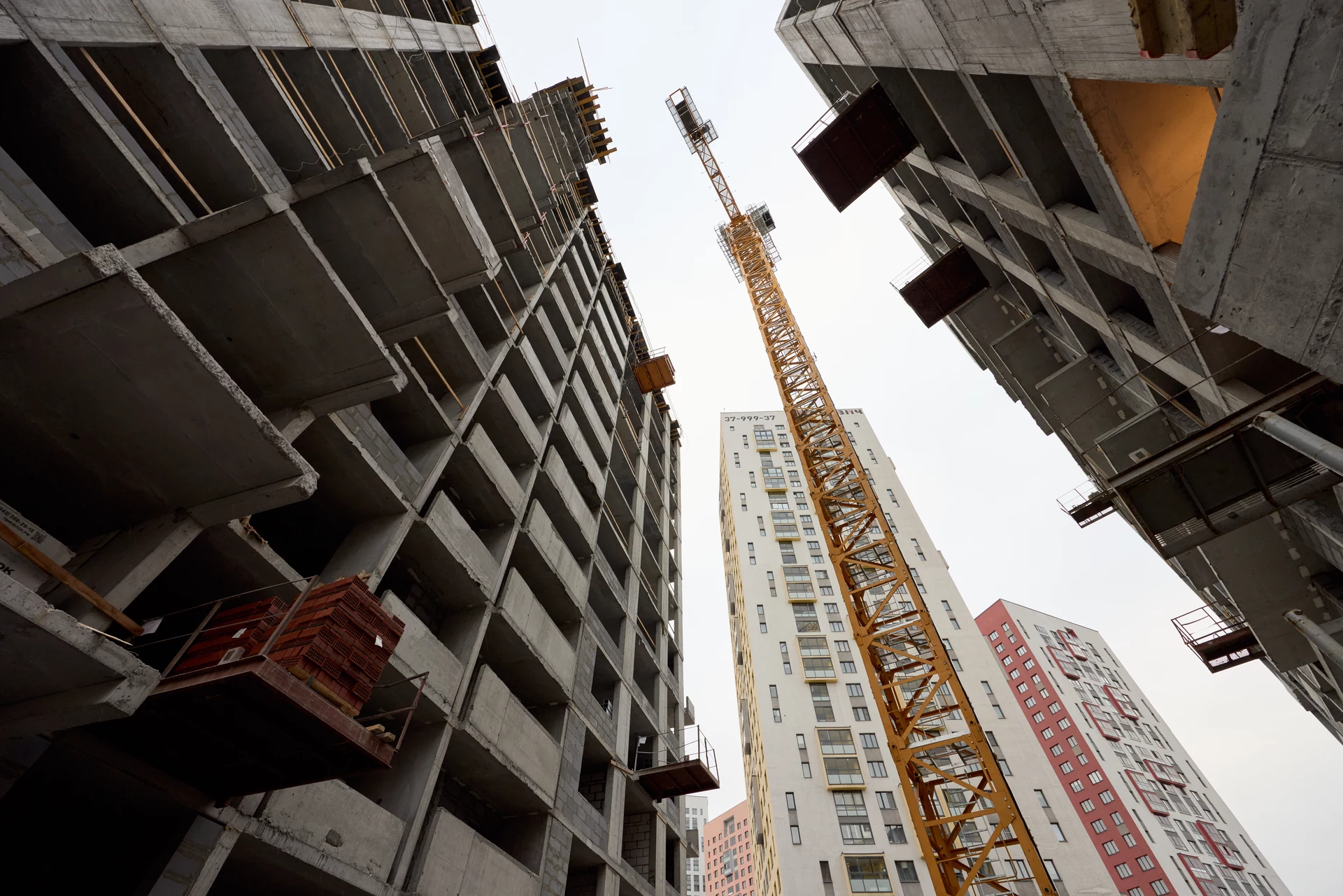 Малевич

1 секция шестого дома

– строим 15 этаж
– возводим межкомнатные перегородки на 2–5 этажах
– монтируем вентиляцию на 5 этаже

2 секция шестого дома

– выполняем кладку внутренних перегородок на 2, 3 и 5 этажах
– устанавливаем вентиляцию на 10 этаже
– монтируем кровлю

Возводим стилобат между секциями

Фотография загружена 1 декабря 2025 года.