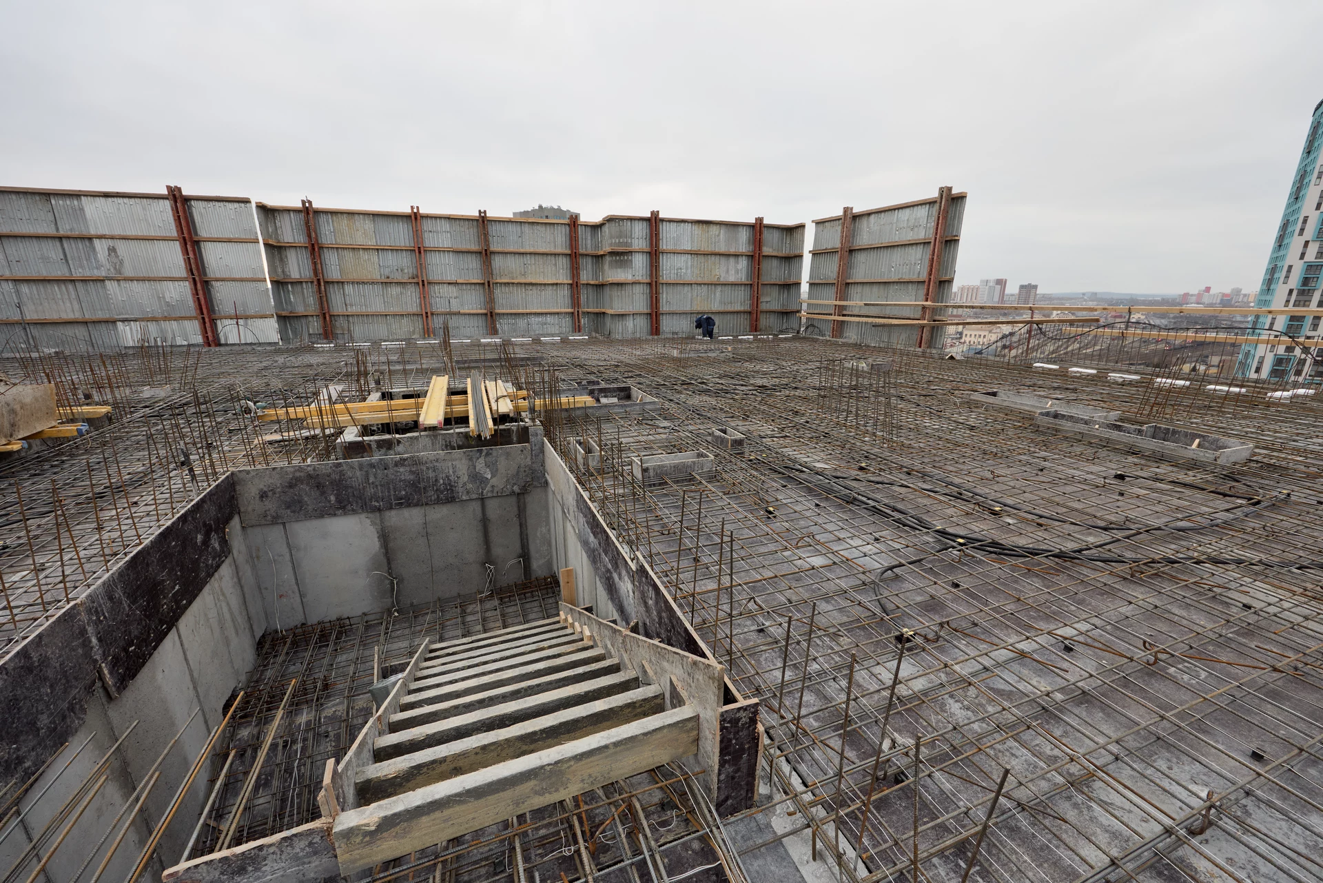 Малевич

1 секция шестого дома

– строим 15 этаж
– возводим межкомнатные перегородки на 2–5 этажах
– монтируем вентиляцию на 5 этаже

2 секция шестого дома

– выполняем кладку внутренних перегородок на 2, 3 и 5 этажах
– устанавливаем вентиляцию на 10 этаже
– монтируем кровлю

Возводим стилобат между секциями

Фотография загружена 1 декабря 2025 года.