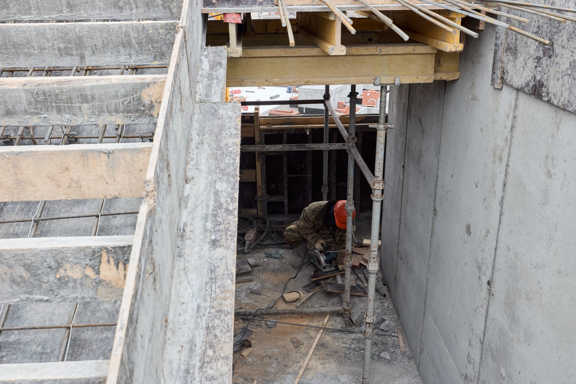 Малевич

1 секция шестого дома

– строим 15 этаж
– возводим межкомнатные перегородки на 2–5 этажах
– монтируем вентиляцию на 5 этаже

2 секция шестого дома

– выполняем кладку внутренних перегородок на 2, 3 и 5 этажах
– устанавливаем вентиляцию на 10 этаже
– монтируем кровлю

Возводим стилобат между секциями

Фотография загружена 1 декабря 2025 года.