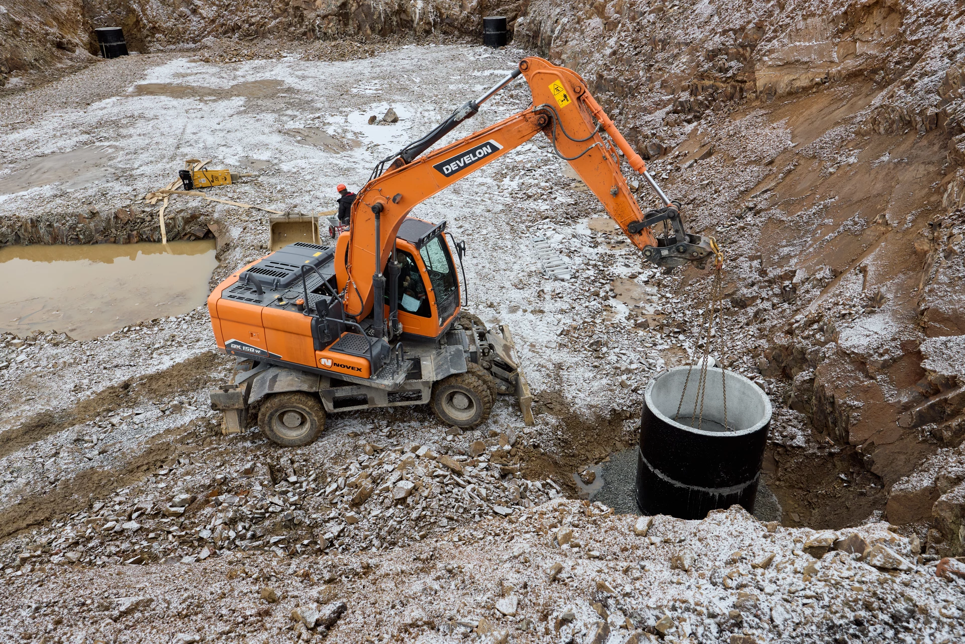 Парк Культуры
1 секция первого дома
– сделали фундамент под башенный кран
– готовимся к монтажу крана
– выполнили отсыпку песчаного основания пластового дренажа
– работаем над устройством пристенного дренажа
– устанавливаем освещение на площадке
Фотография загружена 1 декабря 2025 года.