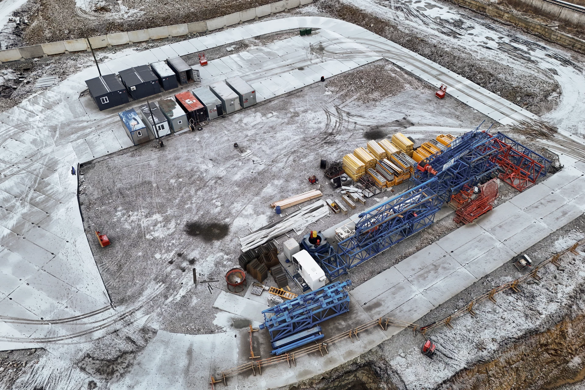 Парк Культуры
1 секция первого дома
– сделали фундамент под башенный кран
– готовимся к монтажу крана
– выполнили отсыпку песчаного основания пластового дренажа
– работаем над устройством пристенного дренажа
– устанавливаем освещение на площадке
Фотография загружена 1 декабря 2025 года.