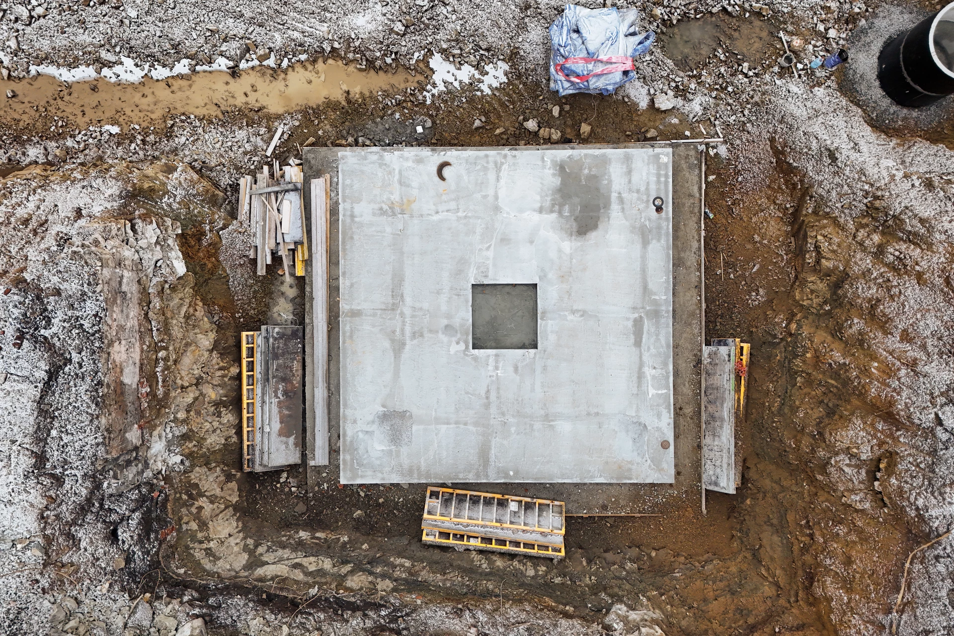 Парк Культуры
1 секция первого дома
– сделали фундамент под башенный кран
– готовимся к монтажу крана
– выполнили отсыпку песчаного основания пластового дренажа
– работаем над устройством пристенного дренажа
– устанавливаем освещение на площадке
Фотография загружена 1 декабря 2025 года.