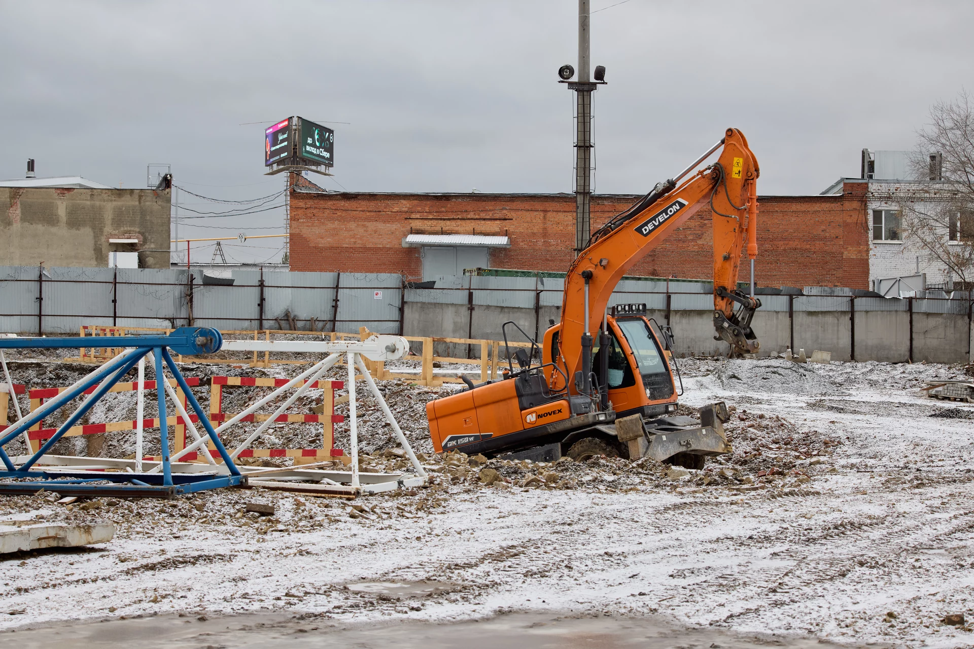 Парк Культуры
1 секция первого дома
– сделали фундамент под башенный кран
– готовимся к монтажу крана
– выполнили отсыпку песчаного основания пластового дренажа
– работаем над устройством пристенного дренажа
– устанавливаем освещение на площадке
Фотография загружена 1 декабря 2025 года.