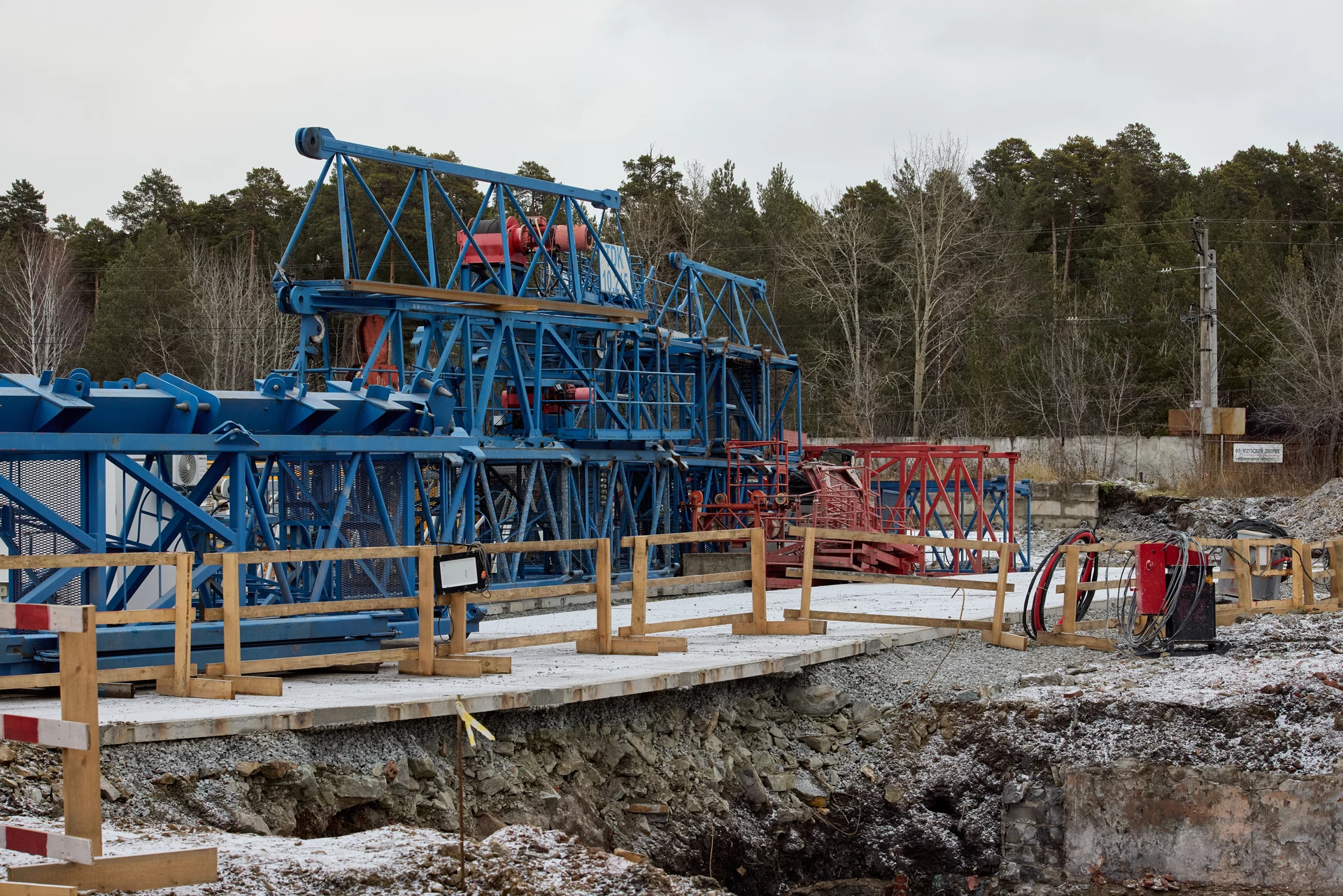 Парк Культуры
1 секция первого дома
– сделали фундамент под башенный кран
– готовимся к монтажу крана
– выполнили отсыпку песчаного основания пластового дренажа
– работаем над устройством пристенного дренажа
– устанавливаем освещение на площадке
Фотография загружена 1 декабря 2025 года.
