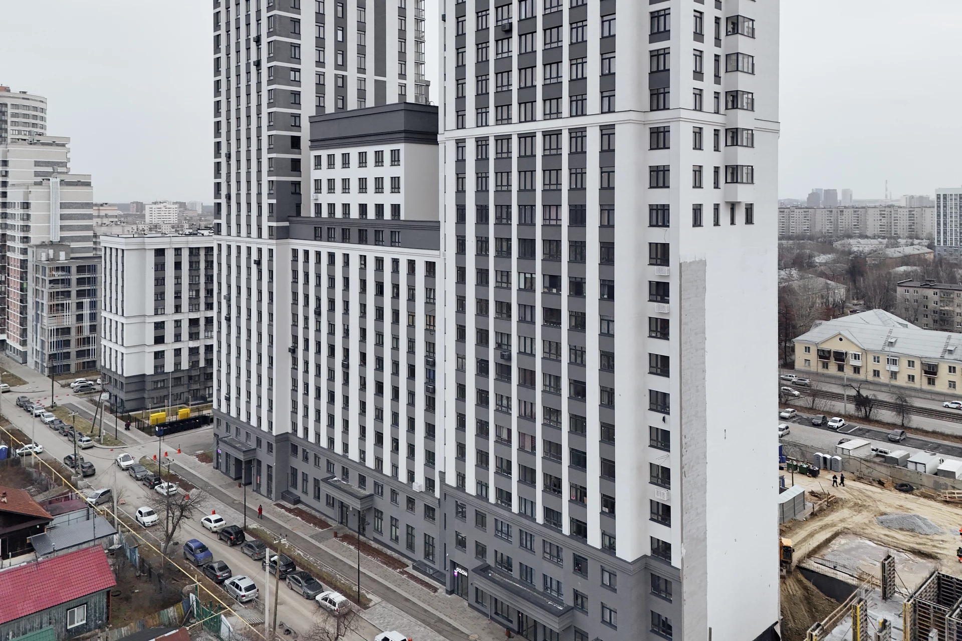 Парк Победы

6 секция второго дома

– возвели стены на 3 этаже

7 секция второго дома

– строим 4 этаж

– Возвели стены в кладовых на −2 этаже обеих секций

Фотография загружена 1 декабря 2025 года.