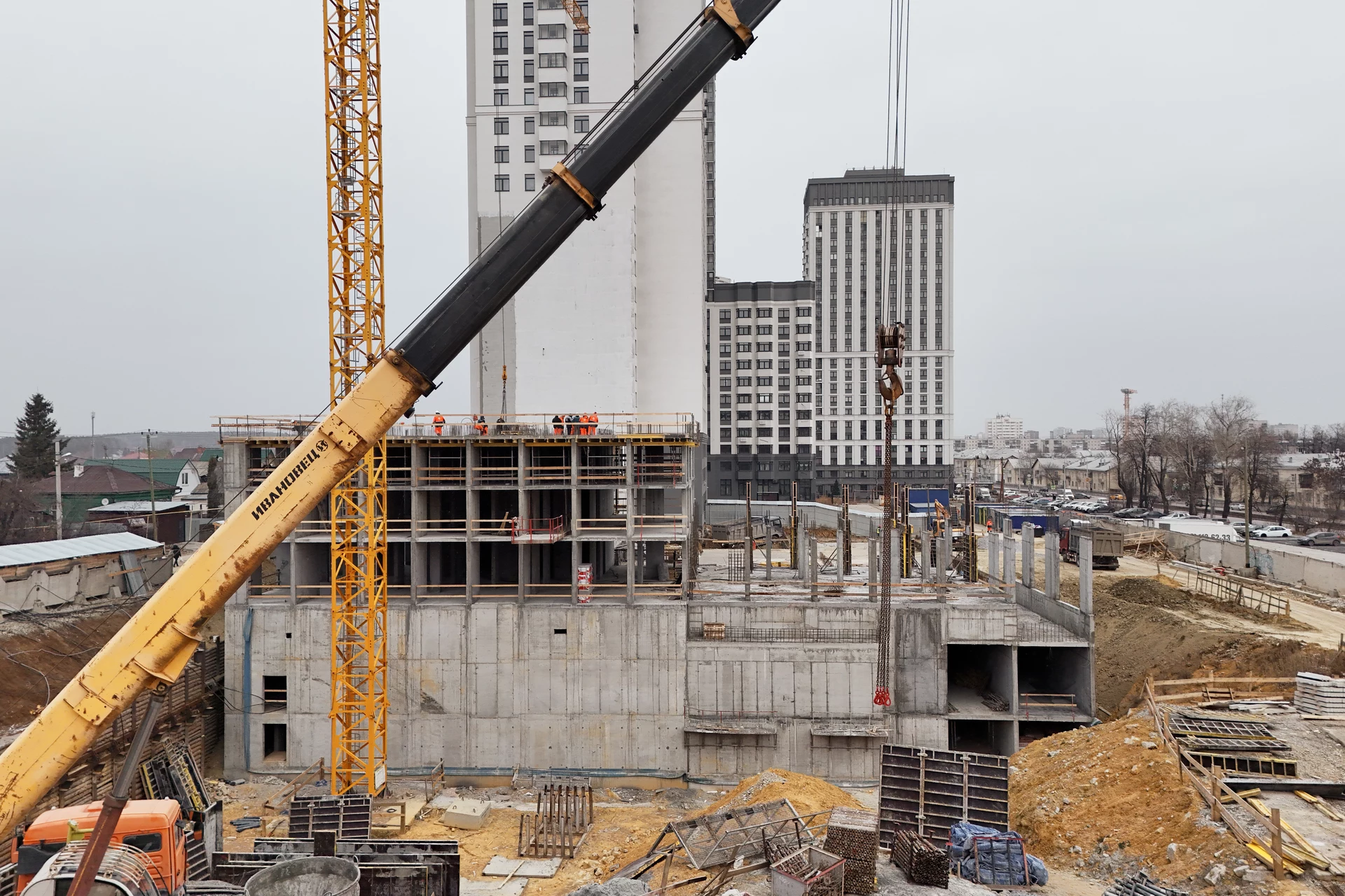 Парк Победы

6 секция второго дома

– возвели стены на 3 этаже

7 секция второго дома

– строим 4 этаж

– Возвели стены в кладовых на −2 этаже обеих секций

Фотография загружена 1 декабря 2025 года.