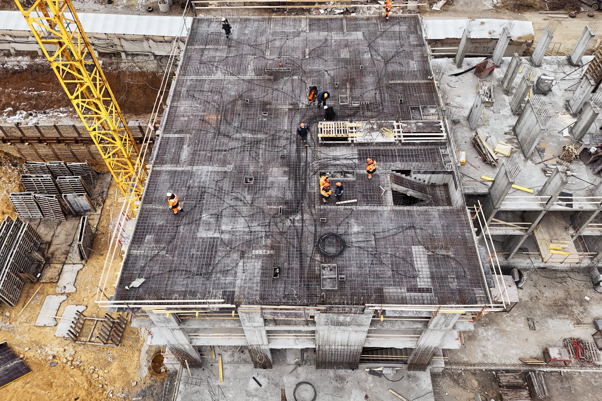 Парк Победы

6 секция второго дома

– возвели стены на 3 этаже

7 секция второго дома

– строим 4 этаж

– Возвели стены в кладовых на −2 этаже обеих секций

Фотография загружена 1 декабря 2025 года.